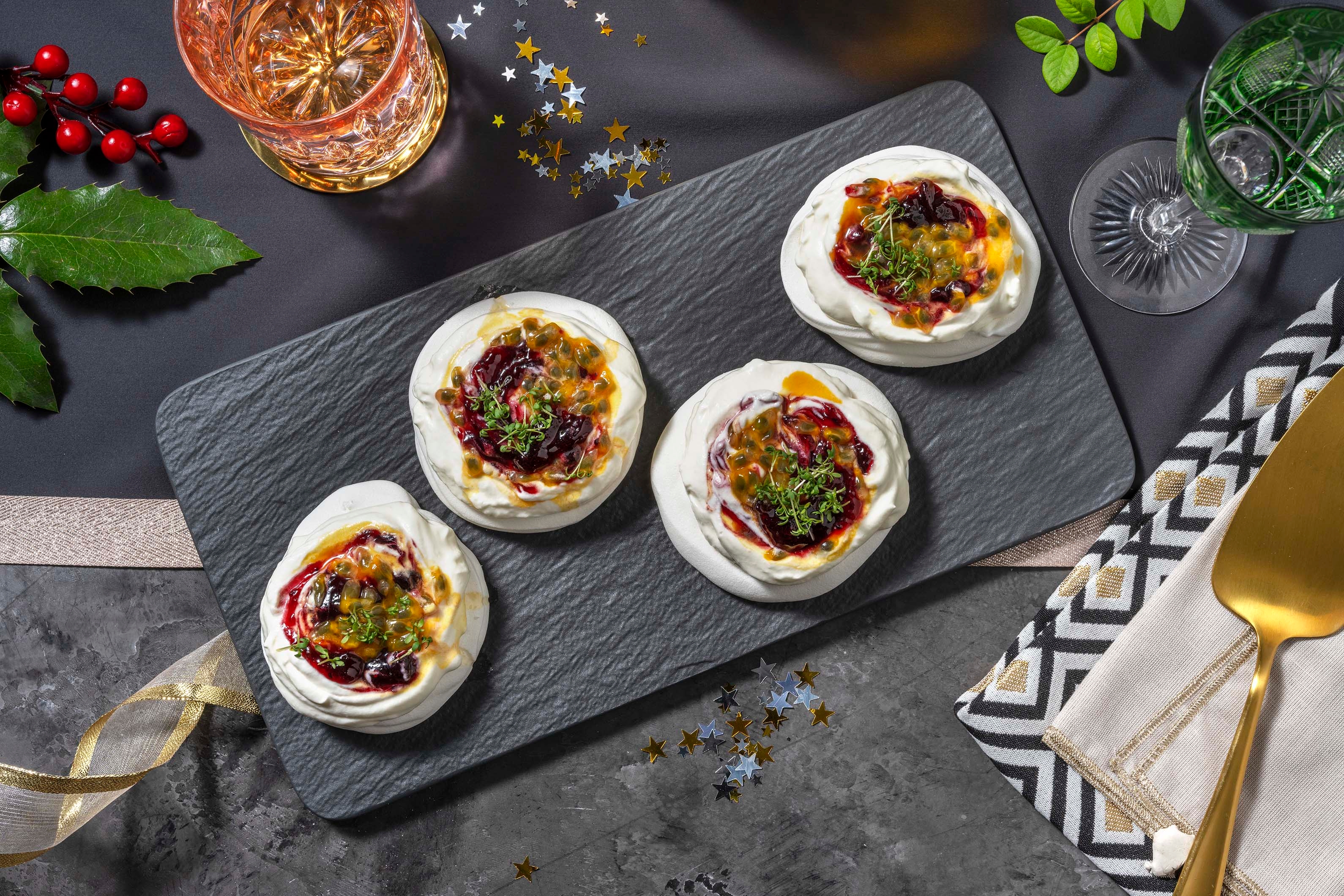 Pavlova met passievrucht en bosbessenjam