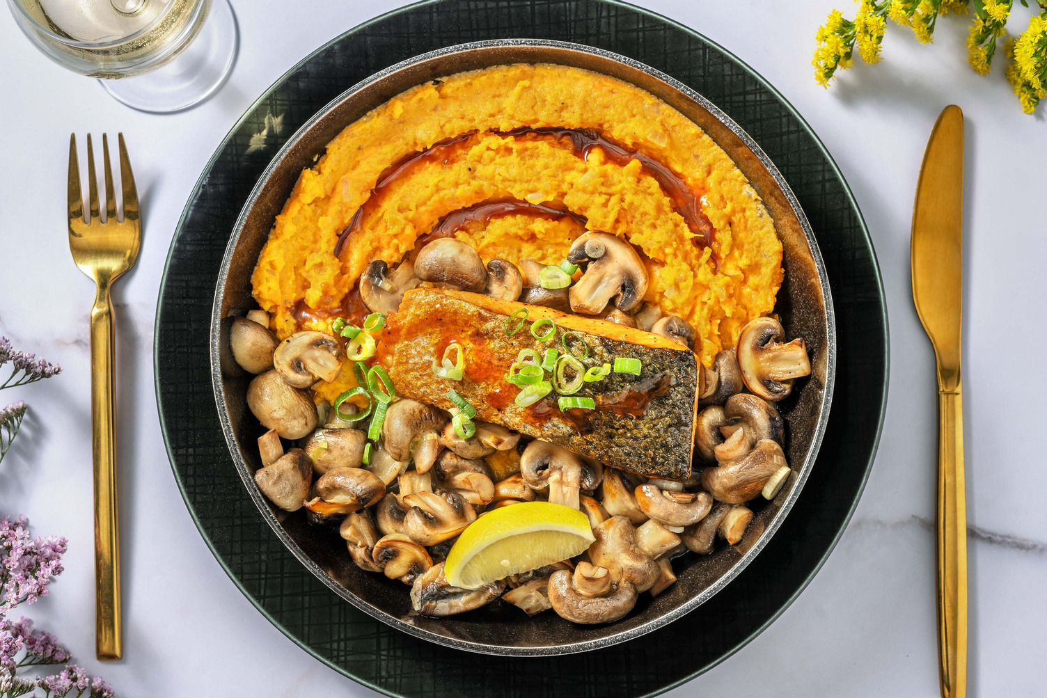 Honig-Lachsfilet auf Ingwer-Miso-Süßkartoffelpürree