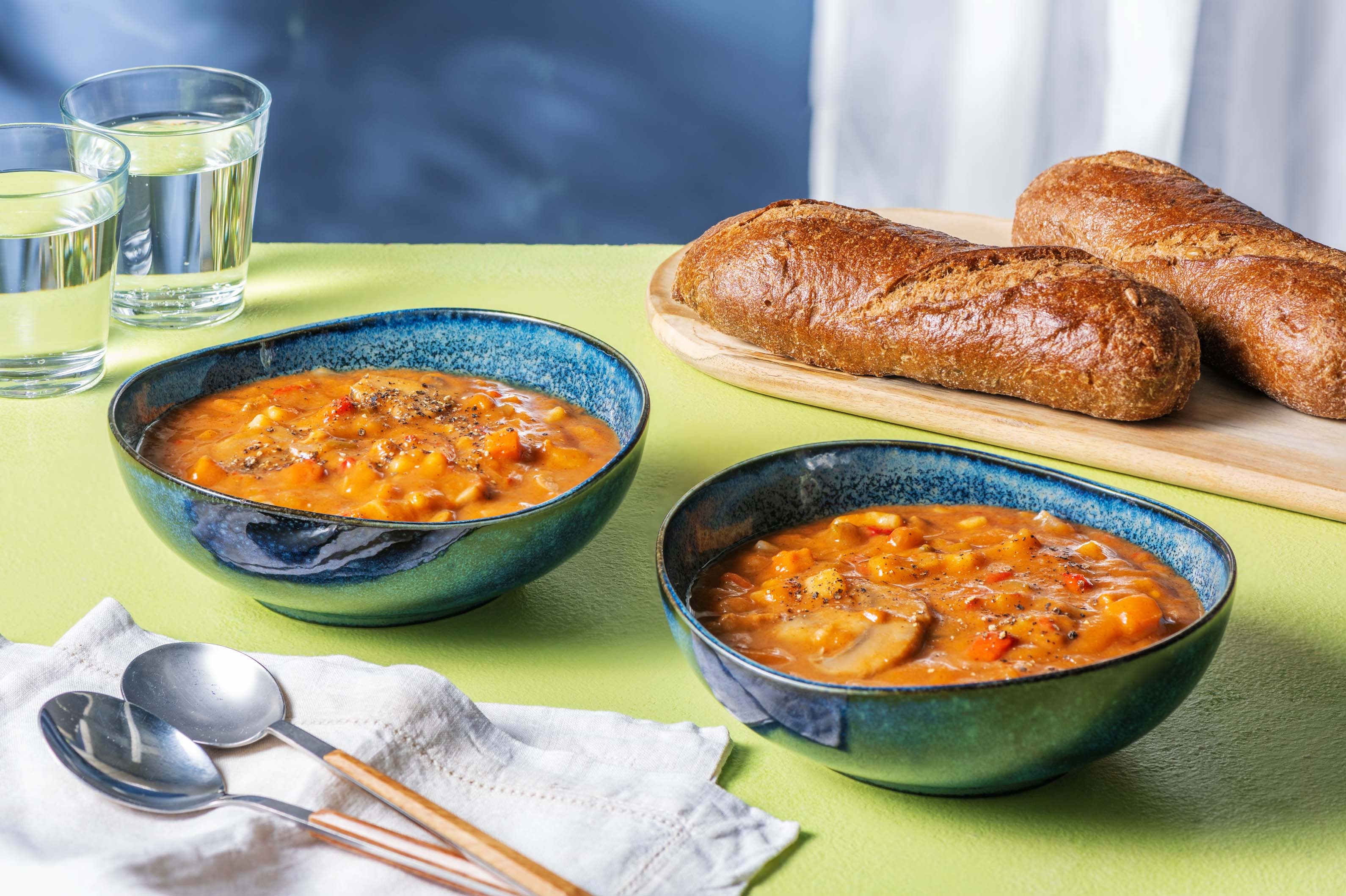 Soupe fraîche de goulash et demi-baguette woutkorn