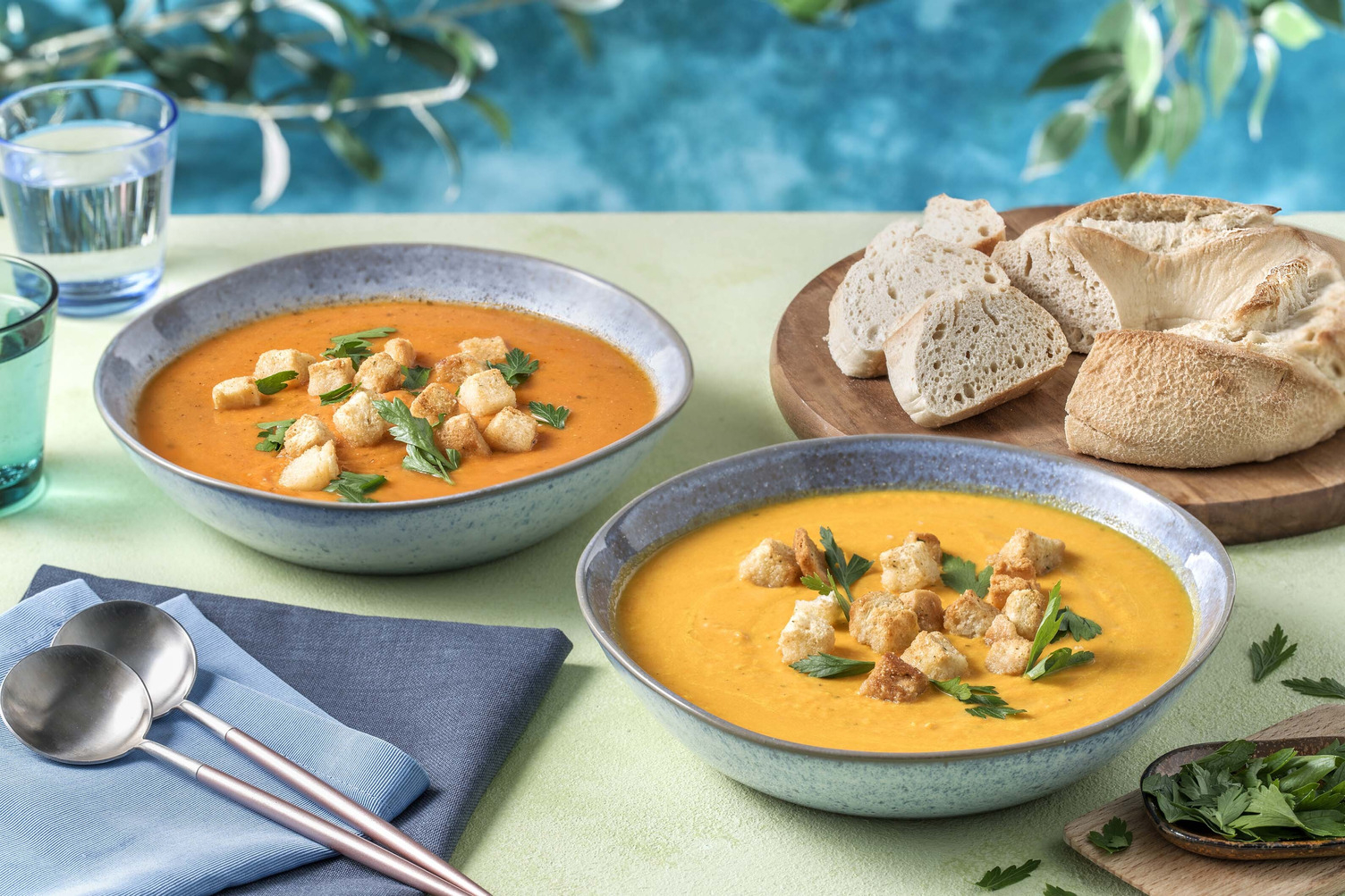 Suppen-Duo mit Ringbrot und Toppings