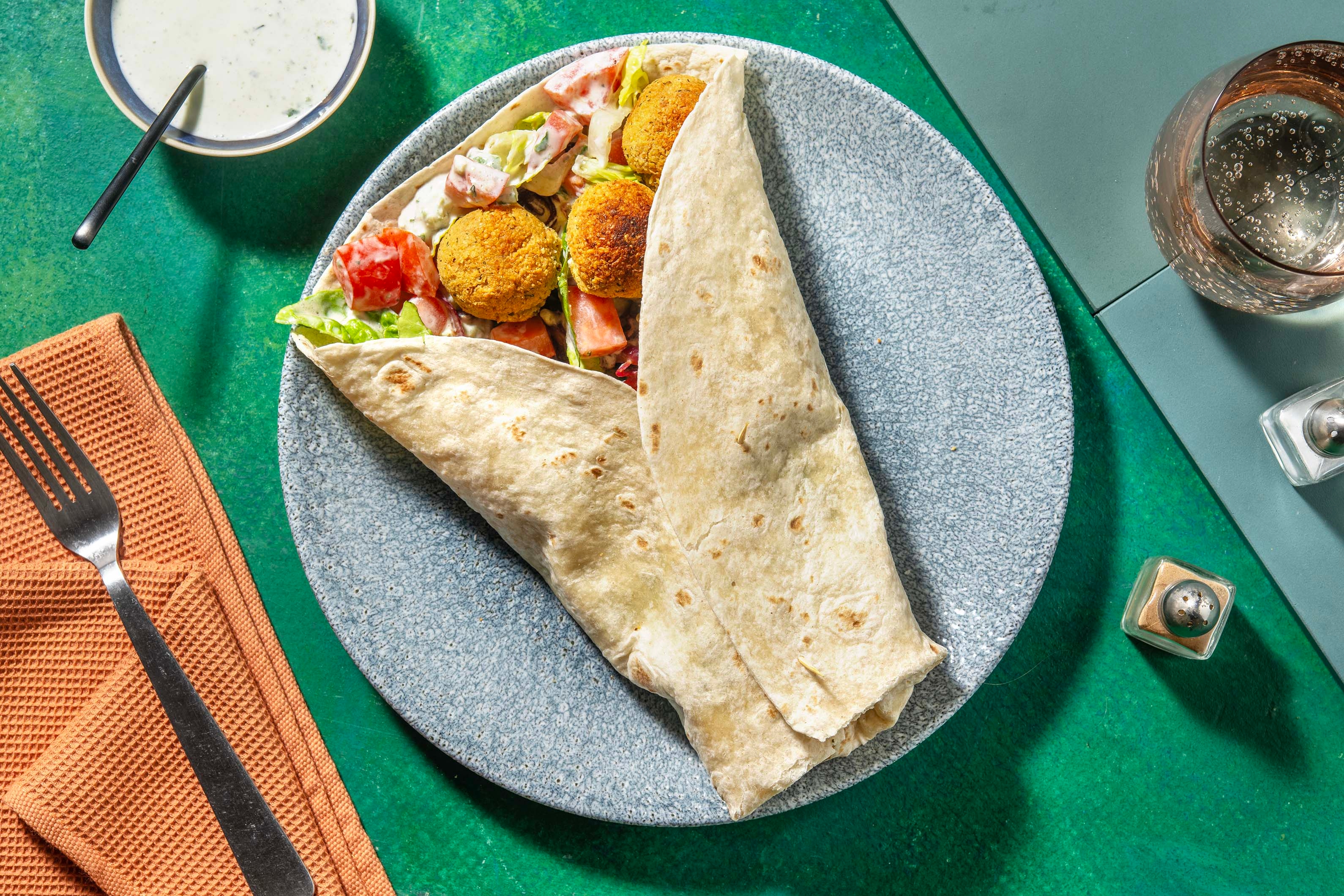 Bunt gefüllter Wrap mit Falafelbällchen