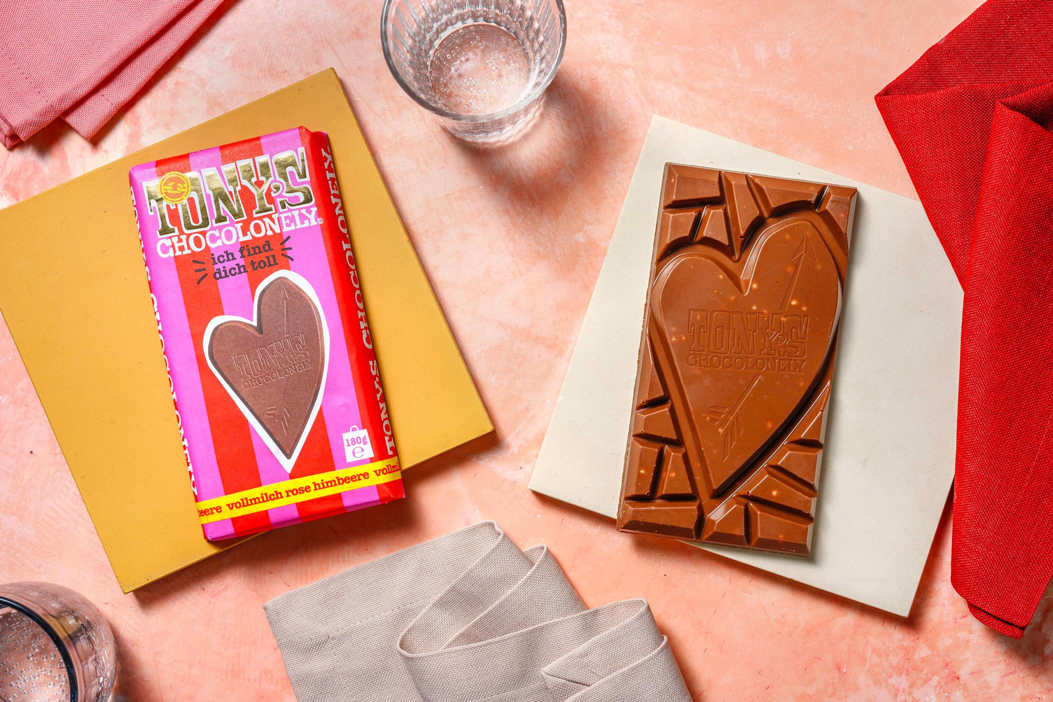 Zartbitterschokolade mit kandierten Rosenblüten