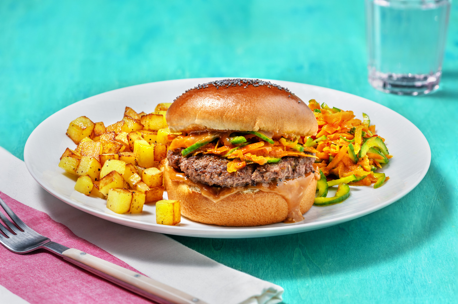 Satéburger met aardappelblokjes