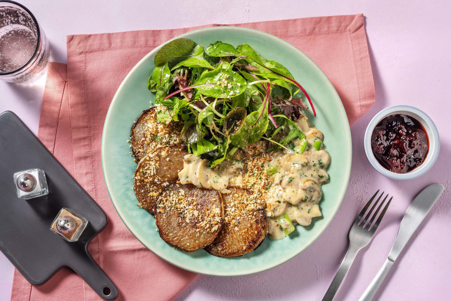Kohlrabisteaks mit Zitronenthymian-Panko-Crumble