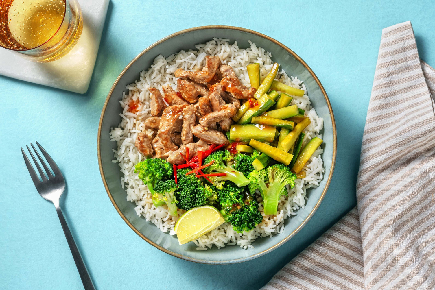 Reis-Bowl mit marinierten Schweinefiletstreifen