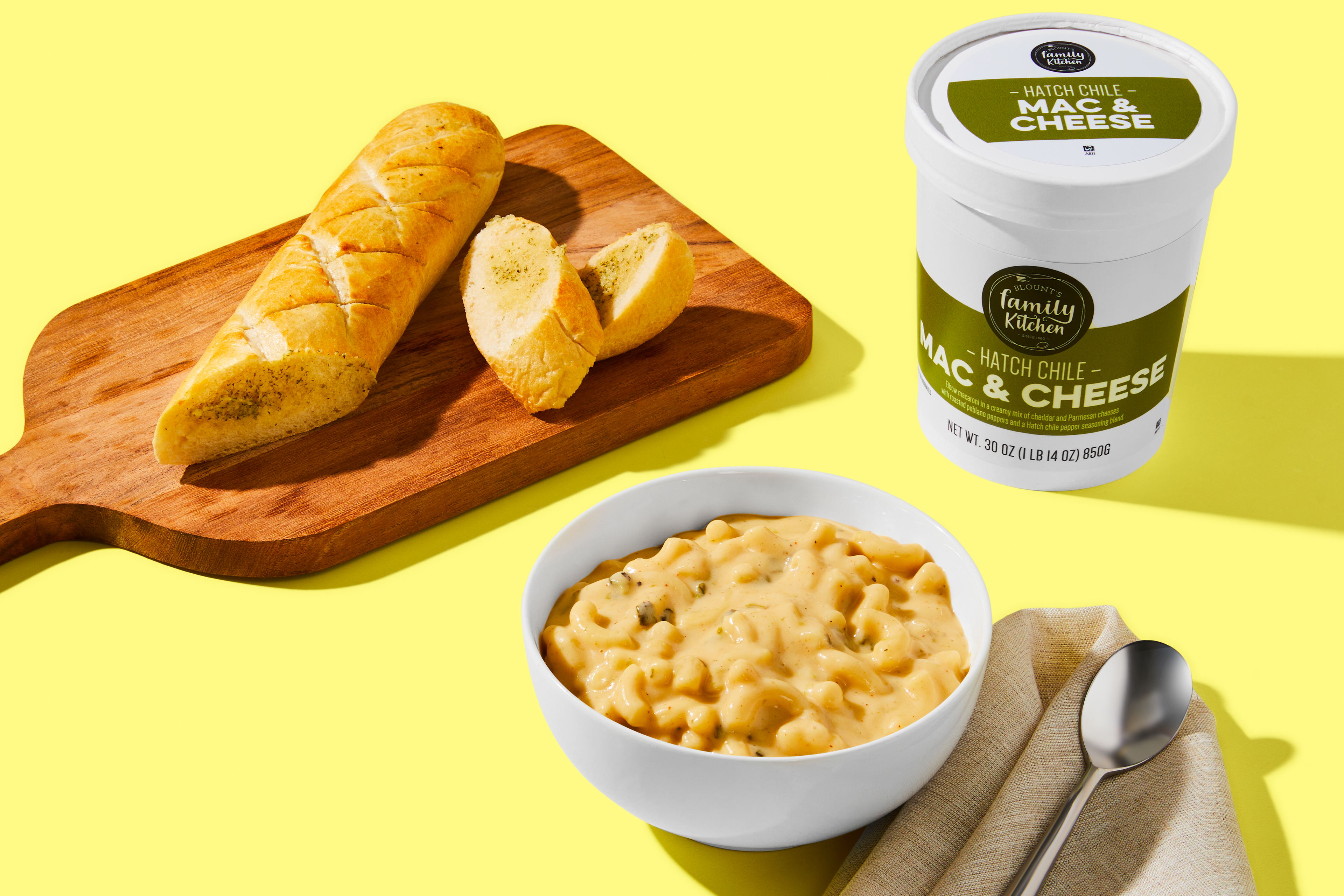 Kickin’ Hatch Chile Mac and Cheese with Garlic Bread