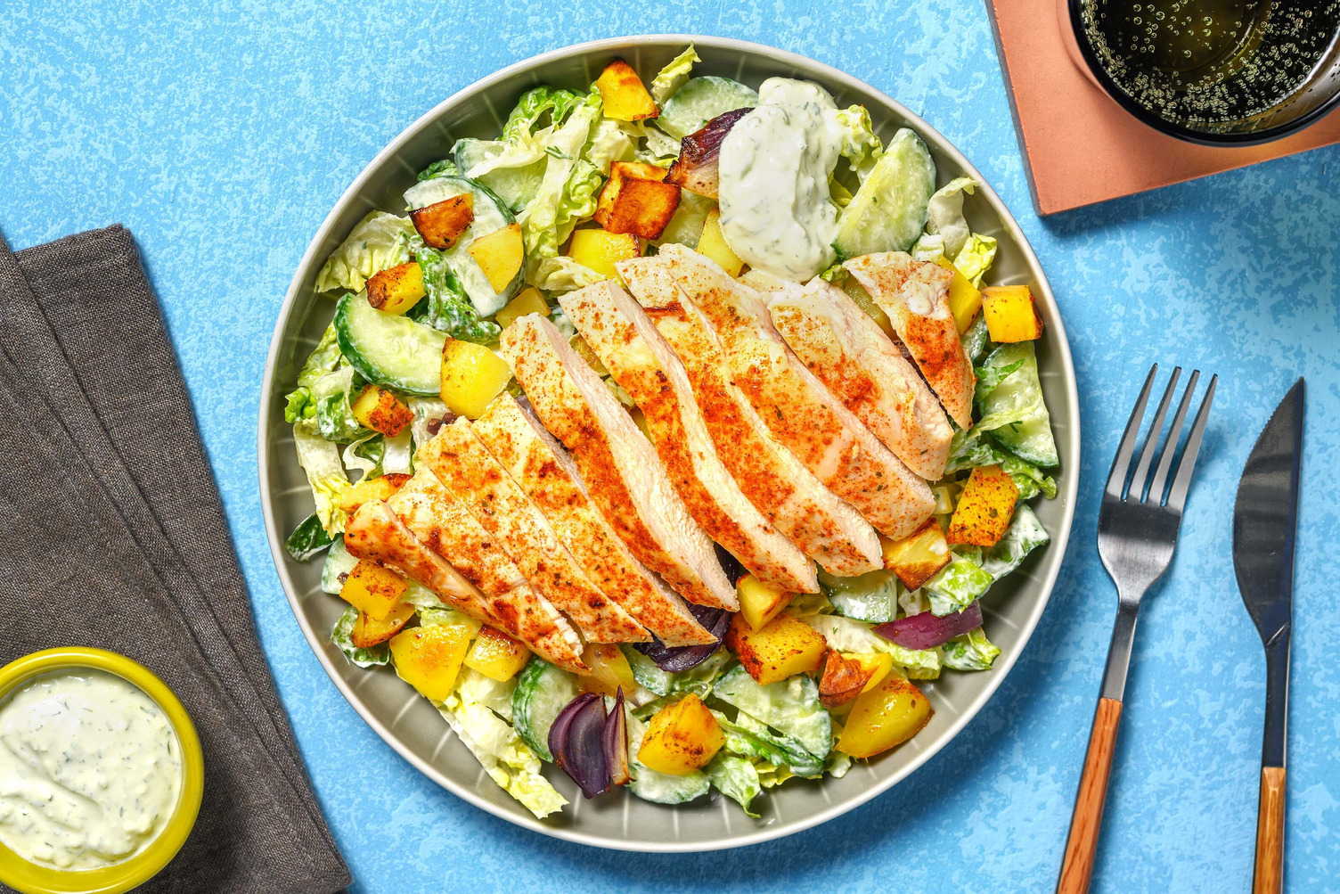 Souflaki-Hähnchen-Salat mit Kartoffelwürfeln