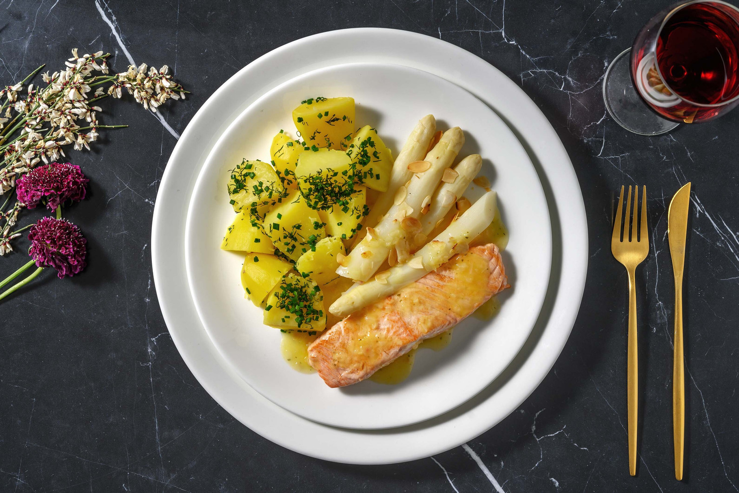 Lachsfilet mit Spargel und Orangen-Butter-Soße