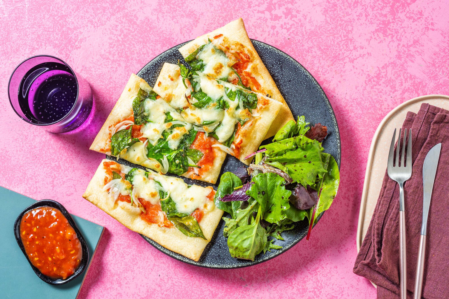 Sauerteig-Pinsa mit Blattspinat & Tomatendip