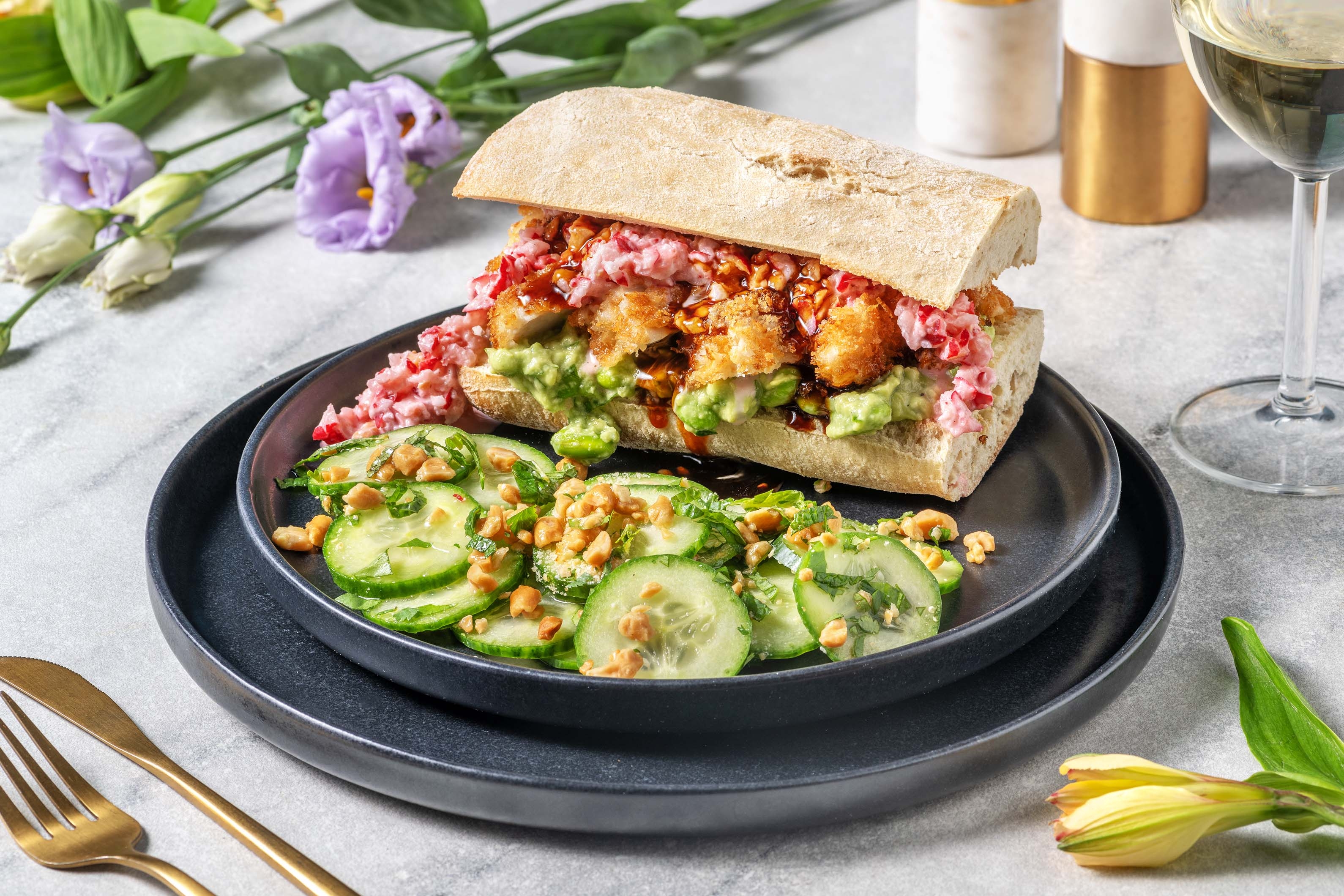 Chicken Katsu Sandwich mit Avocadocreme