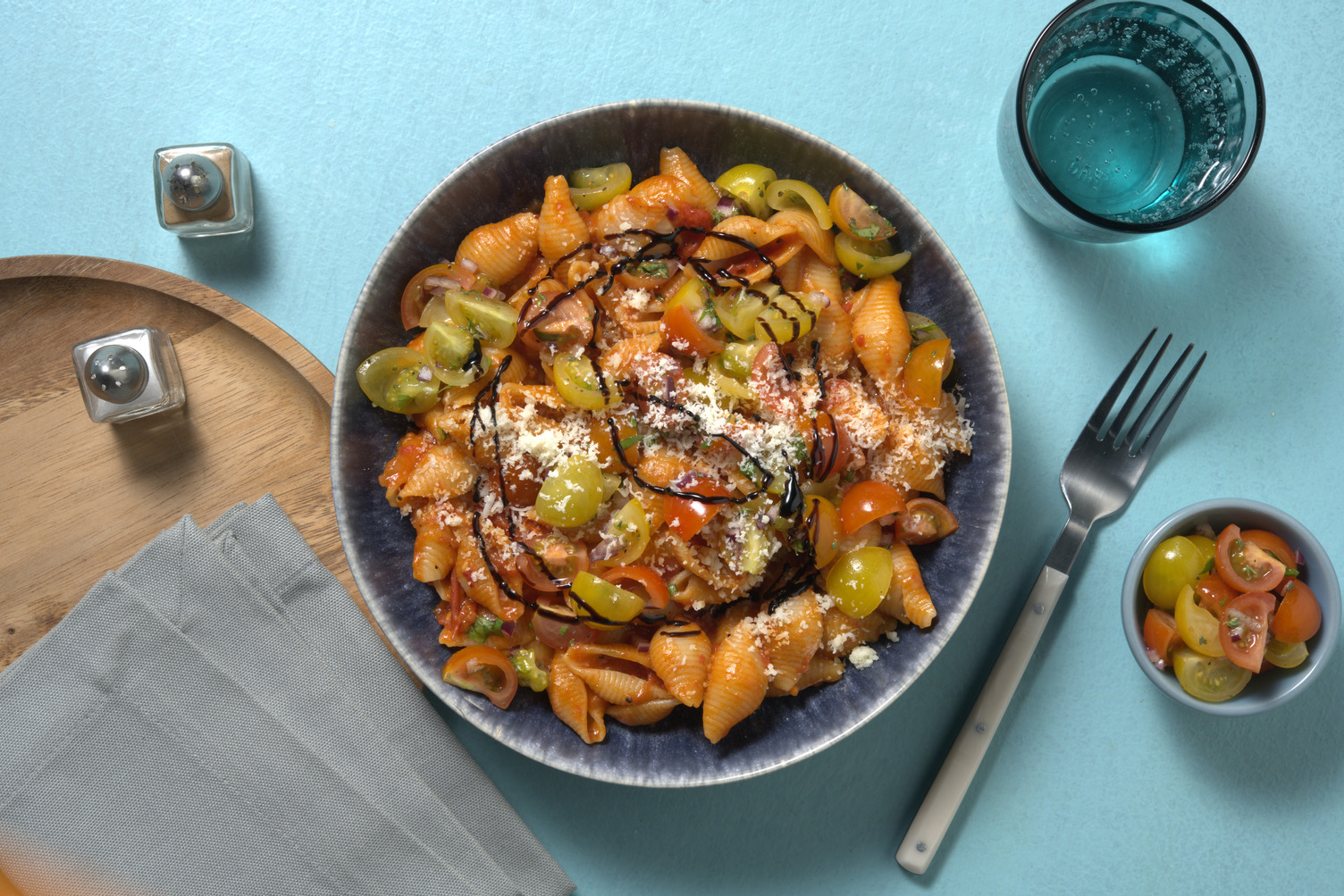 Conchiglie Bruschetta Art mit extra Lachsfilet