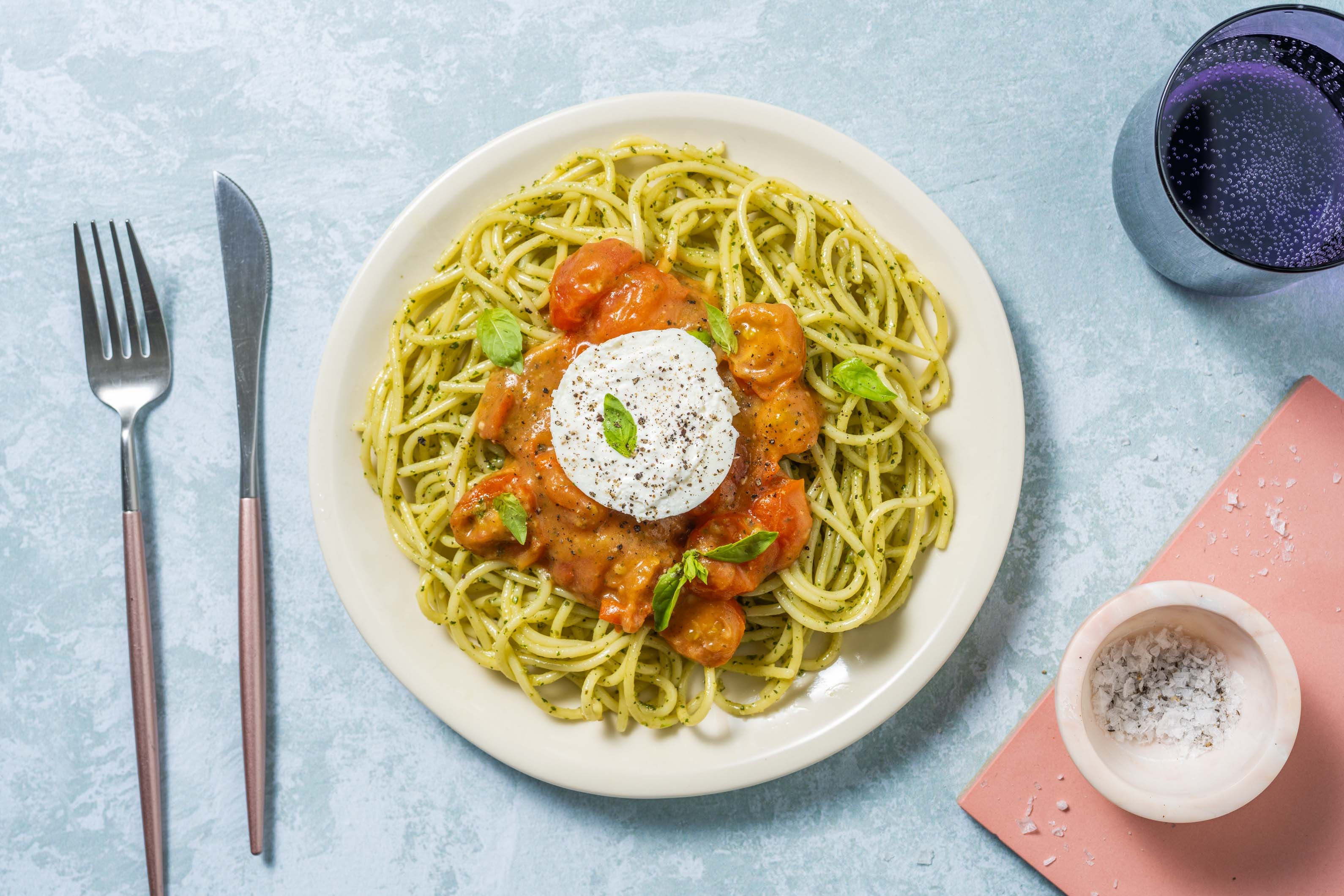 Burrata auf Spaghetti mit grünem Pesto