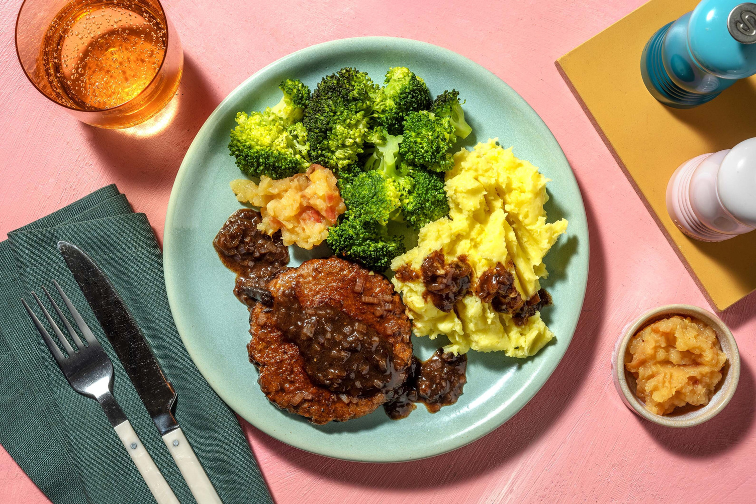 Vegane Boulette mit Pflaumensauce & Apfelkompott