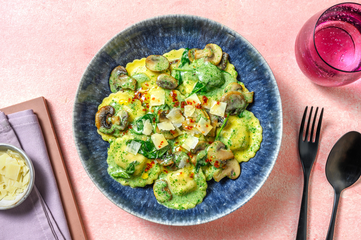Maxi-Tortelli mit Pilzfüllung in Spinatrahm