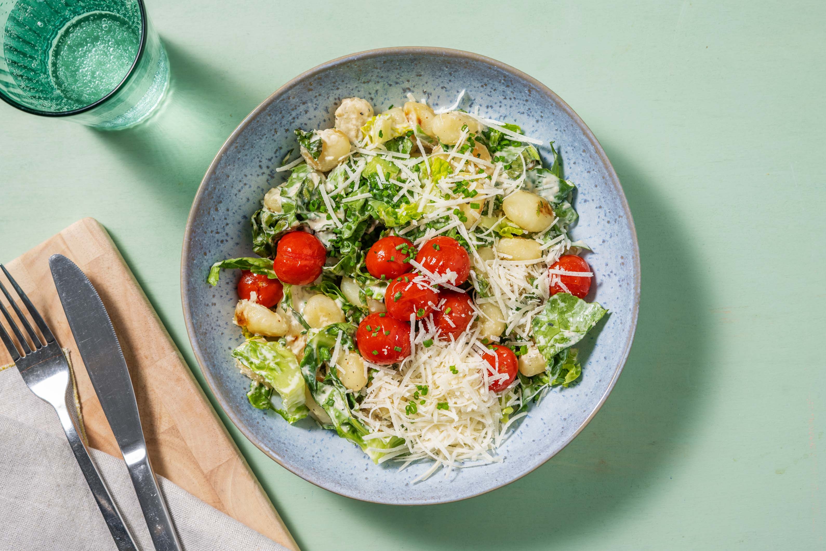Gnocchi-Salat mit selbst gemachtem Caesar-Dressing