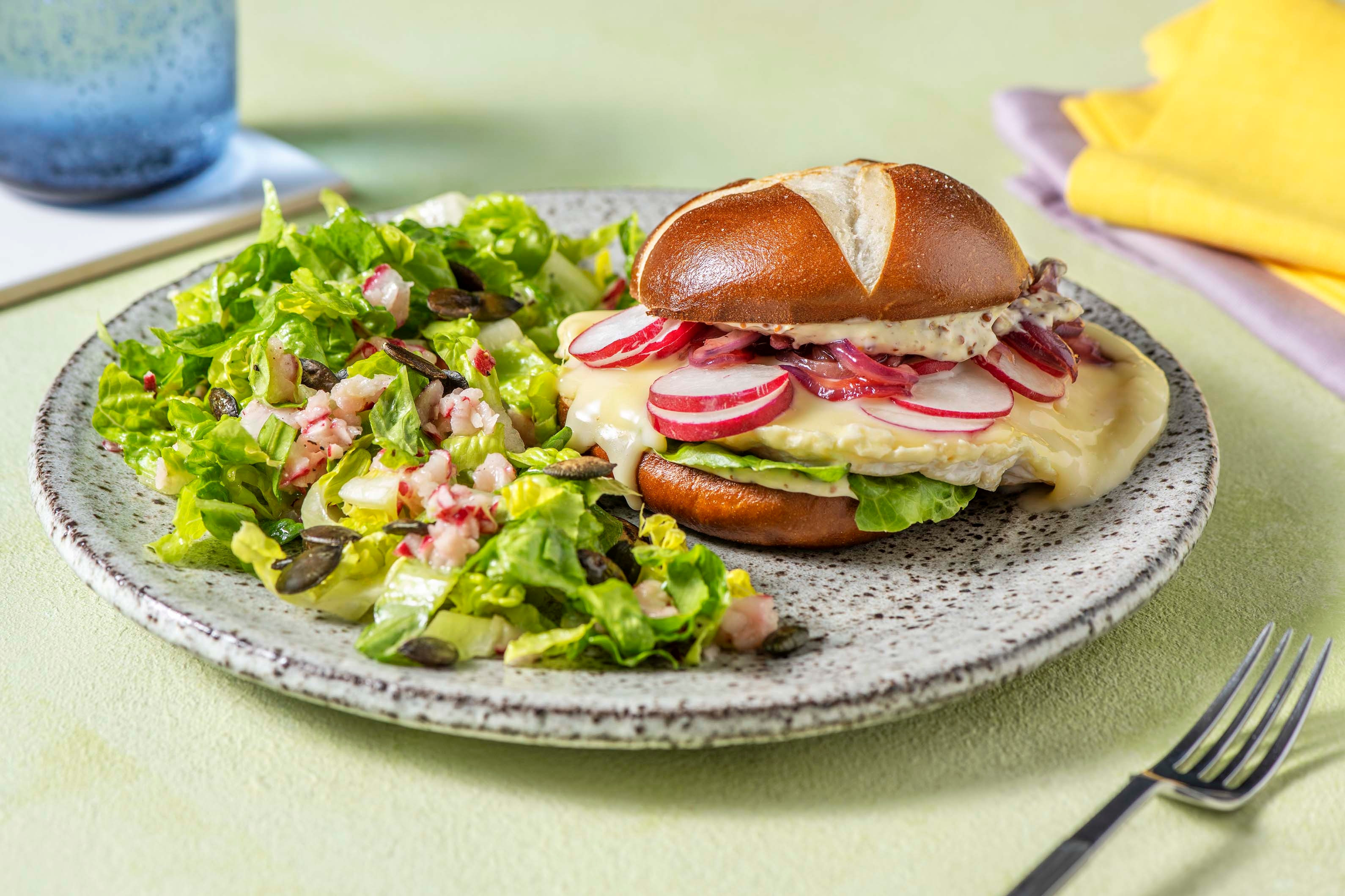 Laugen-Burger mit gebratenem Camembert