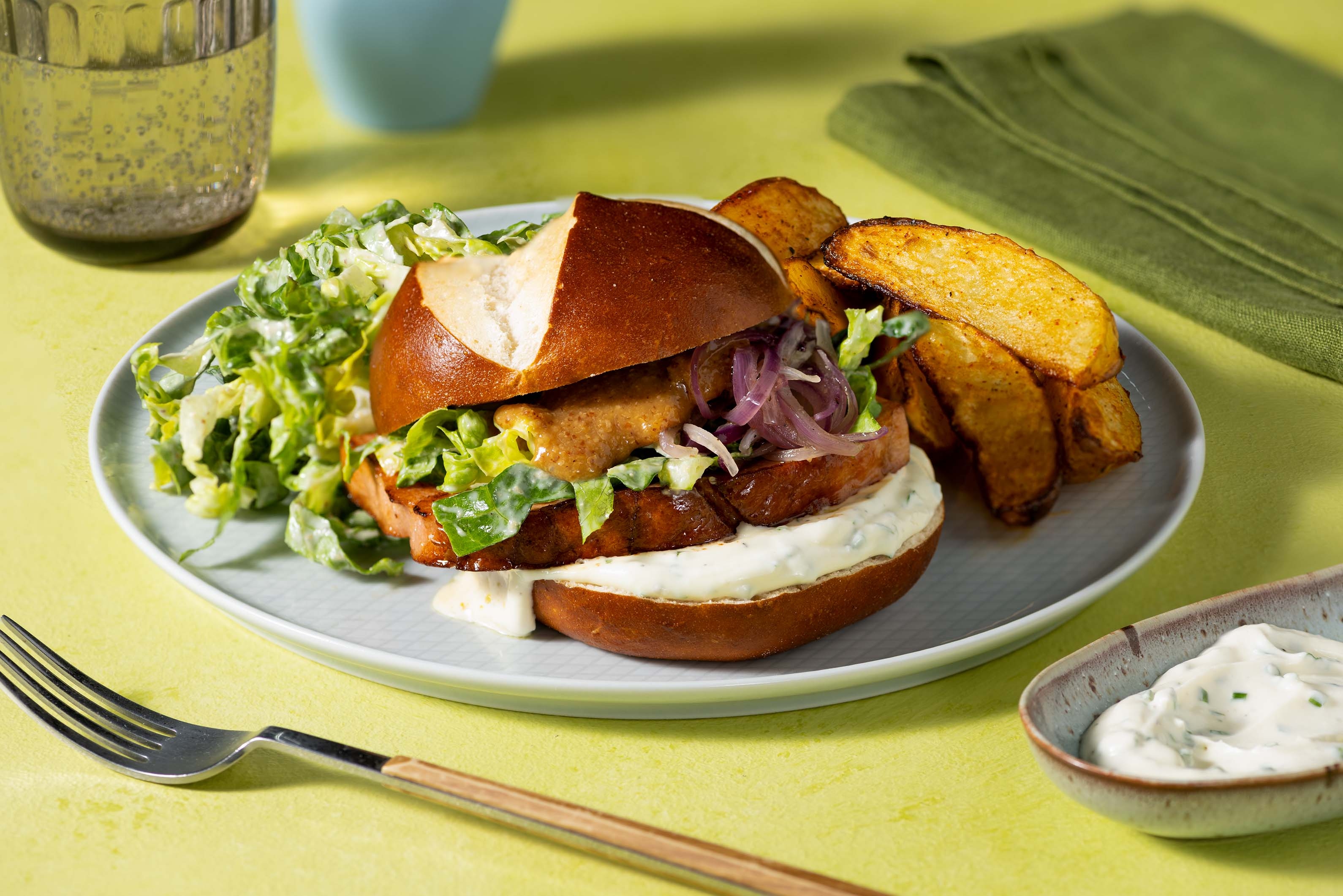 Leberkäse-Laugenburger mit Schmorzwiebeln
