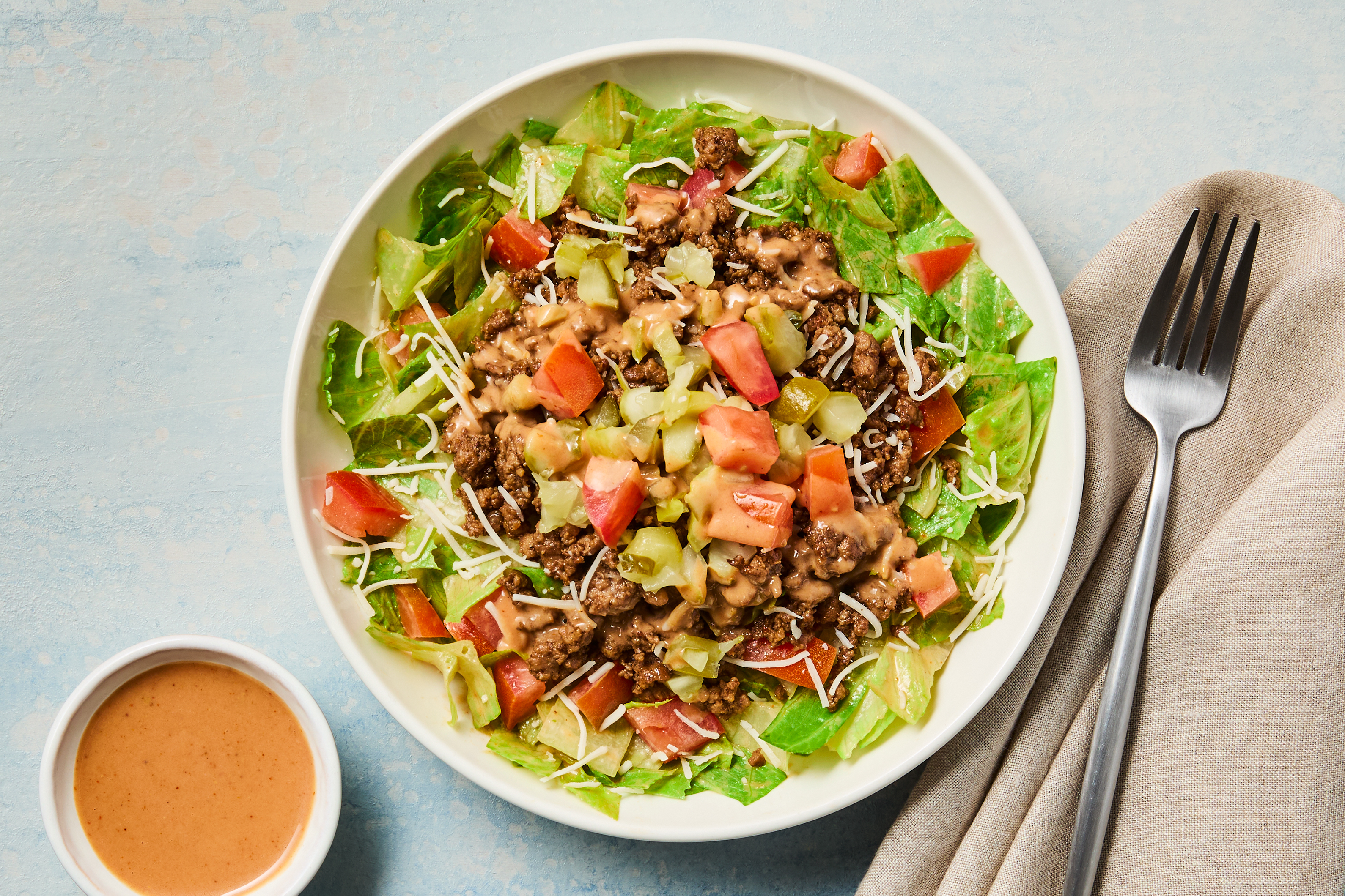 [PROTEIN DOUBLE GROUND BEEF] Calorie Smart Cheeseburger Salad with Montery Jack & Special Sauce Dressing