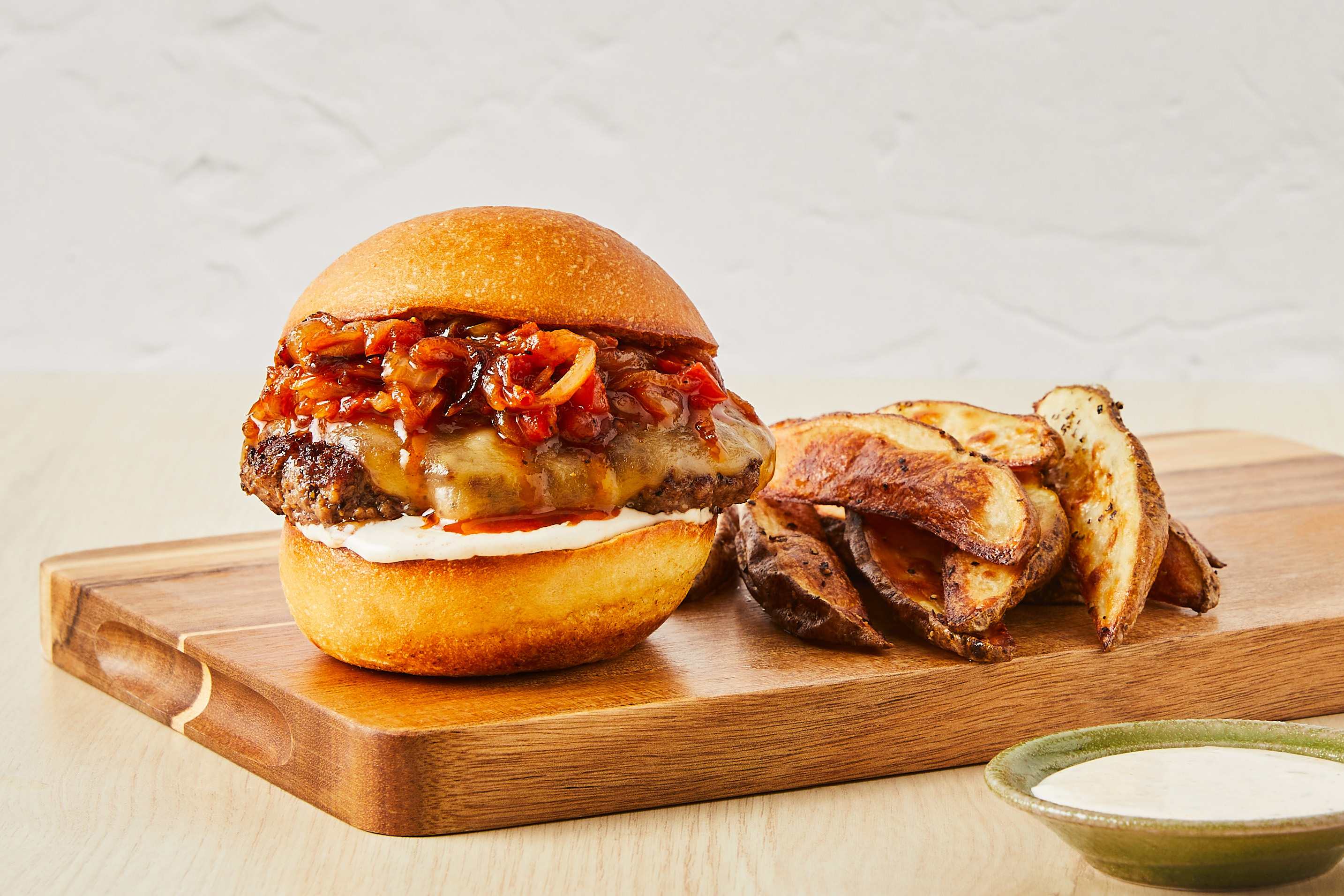 [UPGRADE GROUND BEEF TO ADD BACON] Gouda Cheeseburger With Smoky Tomato Caramelized Onions And Potato Wedges (1,1 onion)