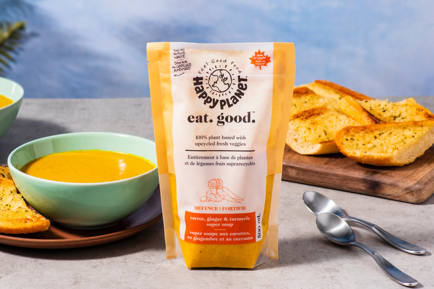 Ensemble: Soupe aux carottes, au gingembre et au curcuma Happy Planet et pain à l'ail