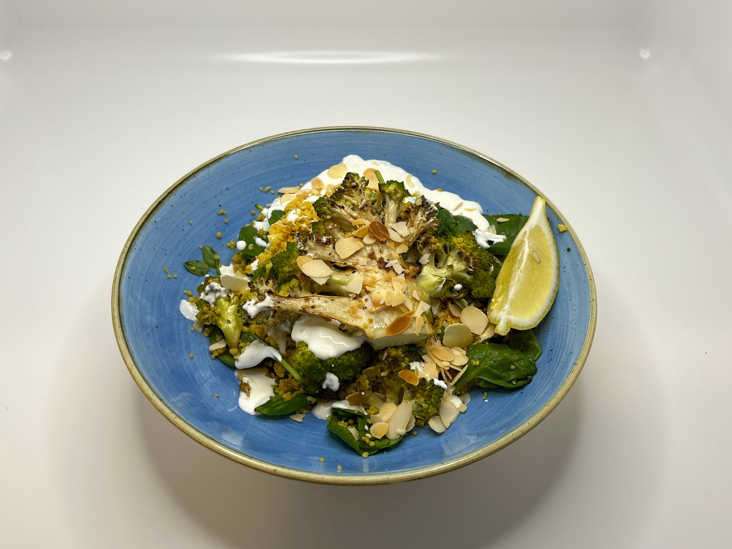 Geröstete Romanesco-Steaks auf Couscous