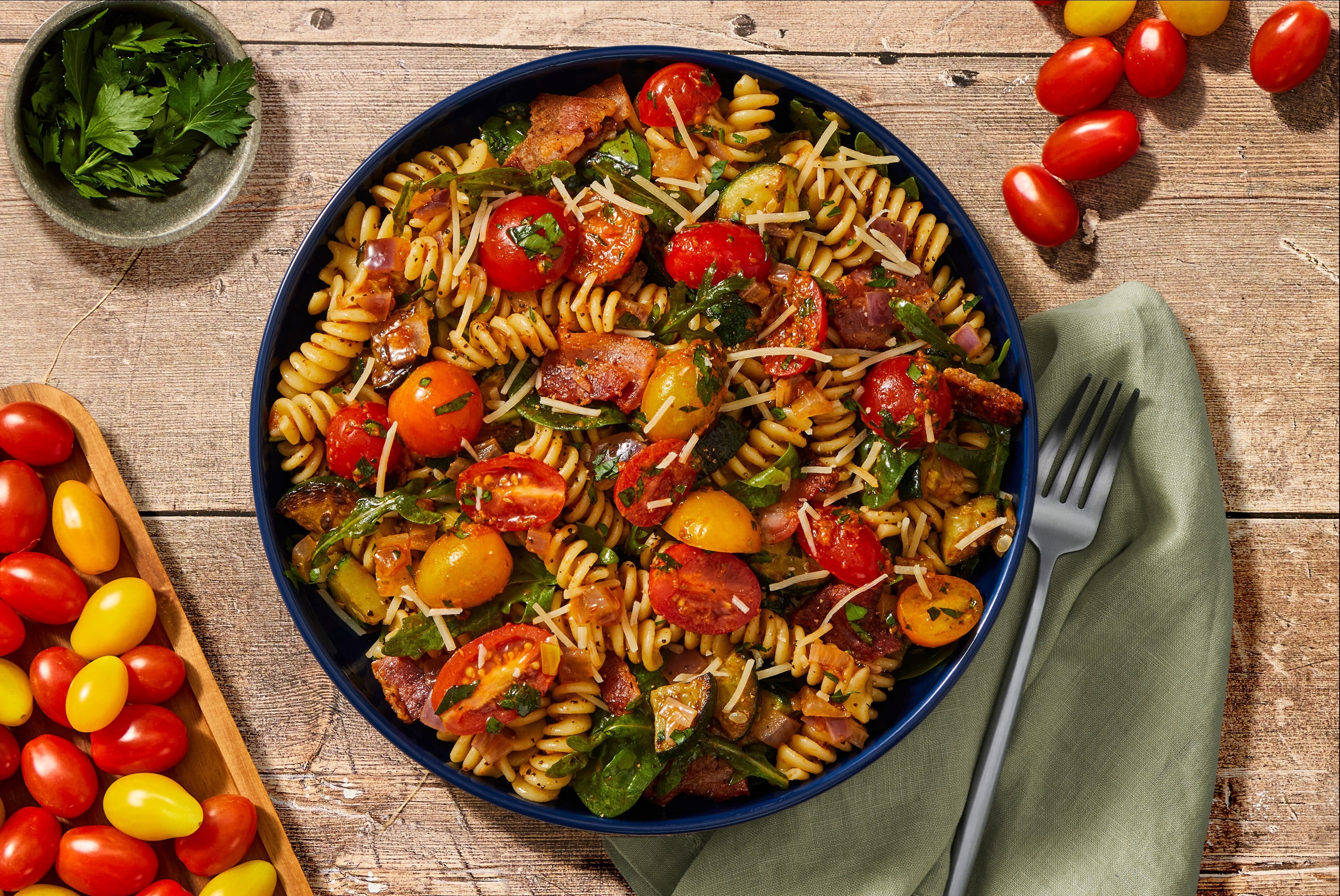 Fusilli au bacon, au poulet et aux tomates anciennes marinées aux herbes