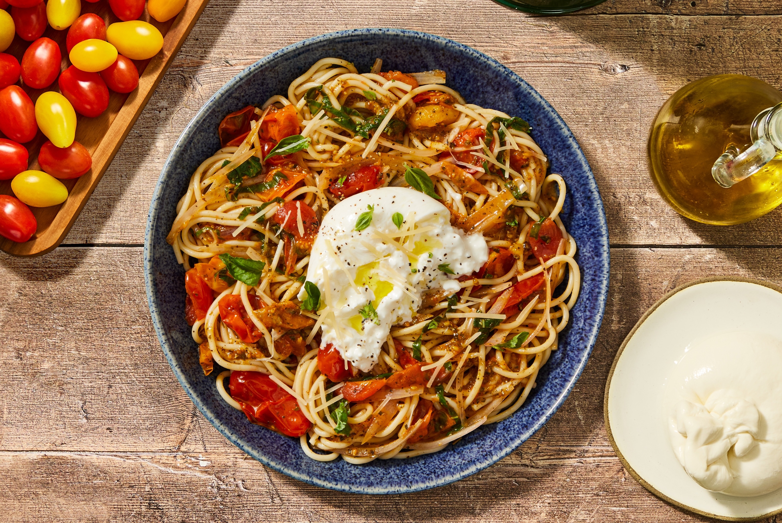Pâtes aux tomates anciennes éclatées et burrata
