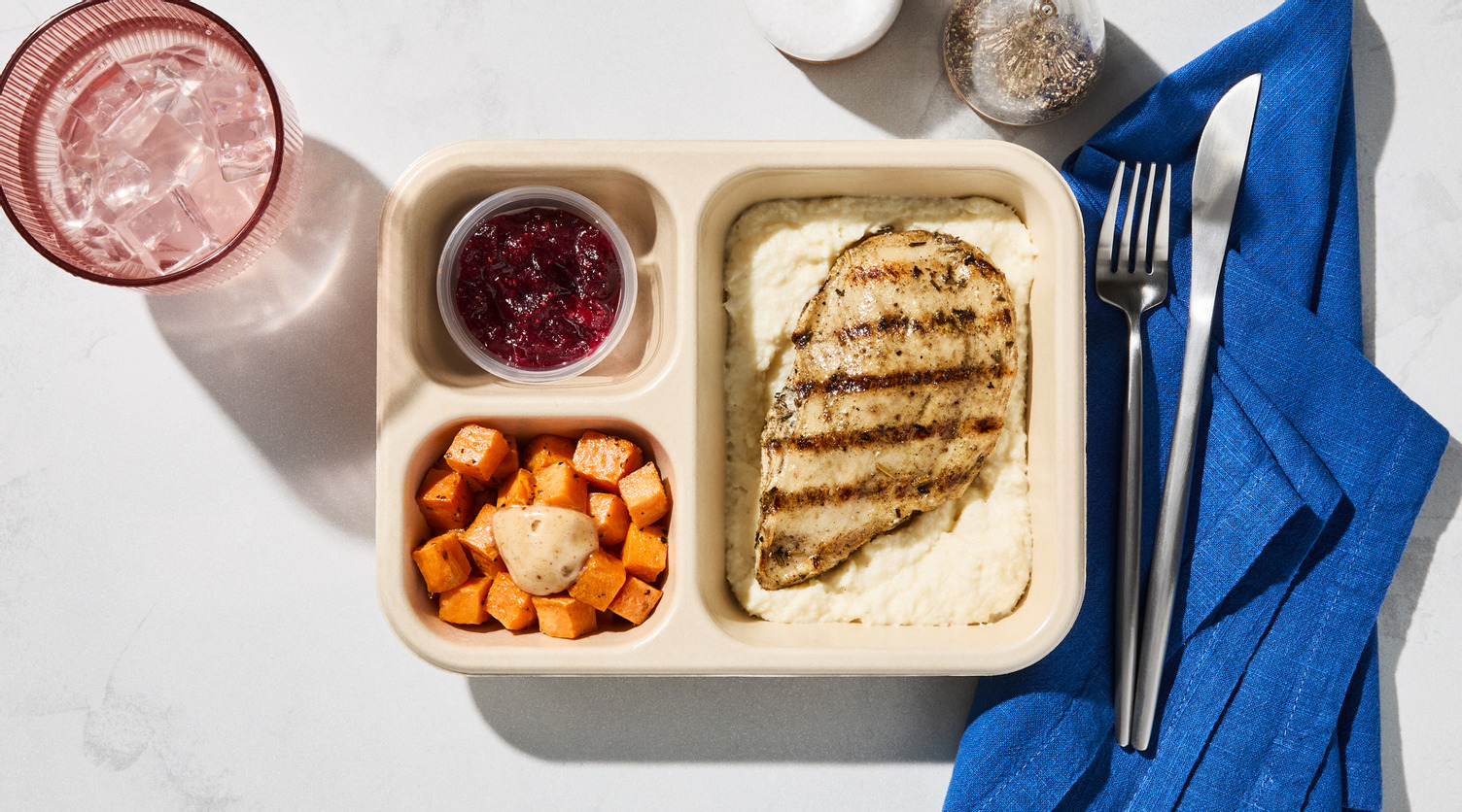 Prêt-à-réchauffer : Poulet à la sauge et patates douces au beurre à l’érable