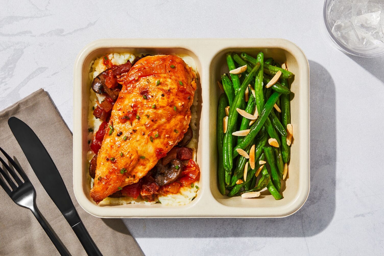 Poulet rôti et sauce chasseur au bacon
