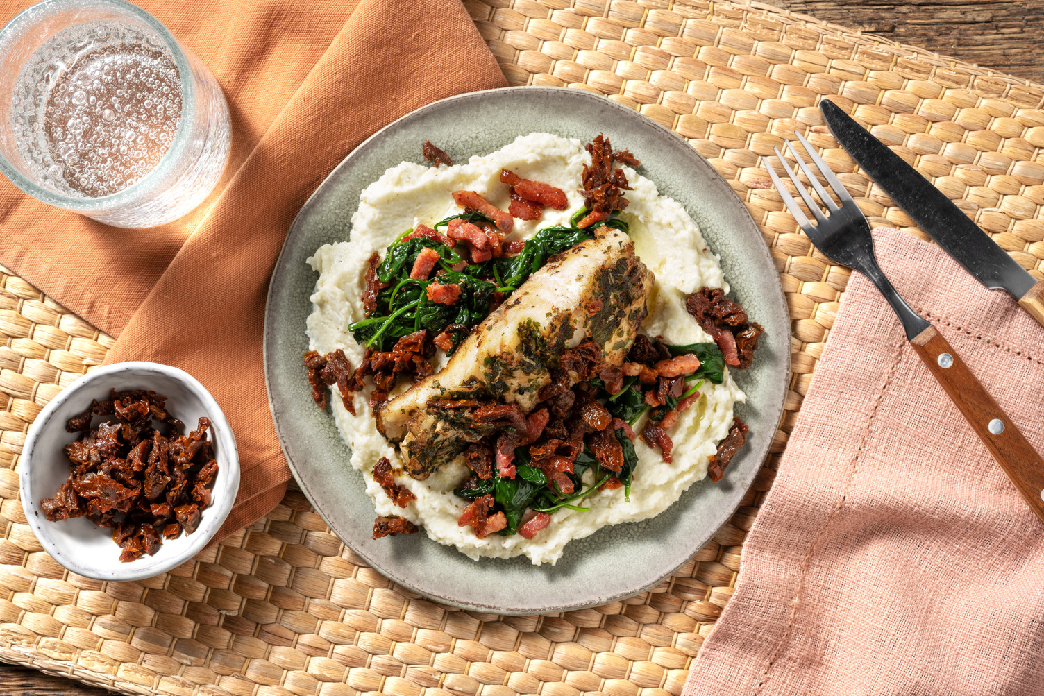 Romige bloemkoolpuree met heeklende en semi-gedroogde tomaten