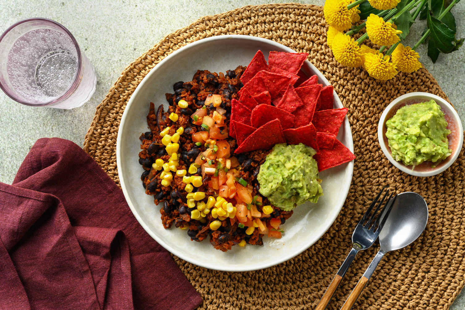 Nachoschotel met vegan gehakt en zwarte bonen
