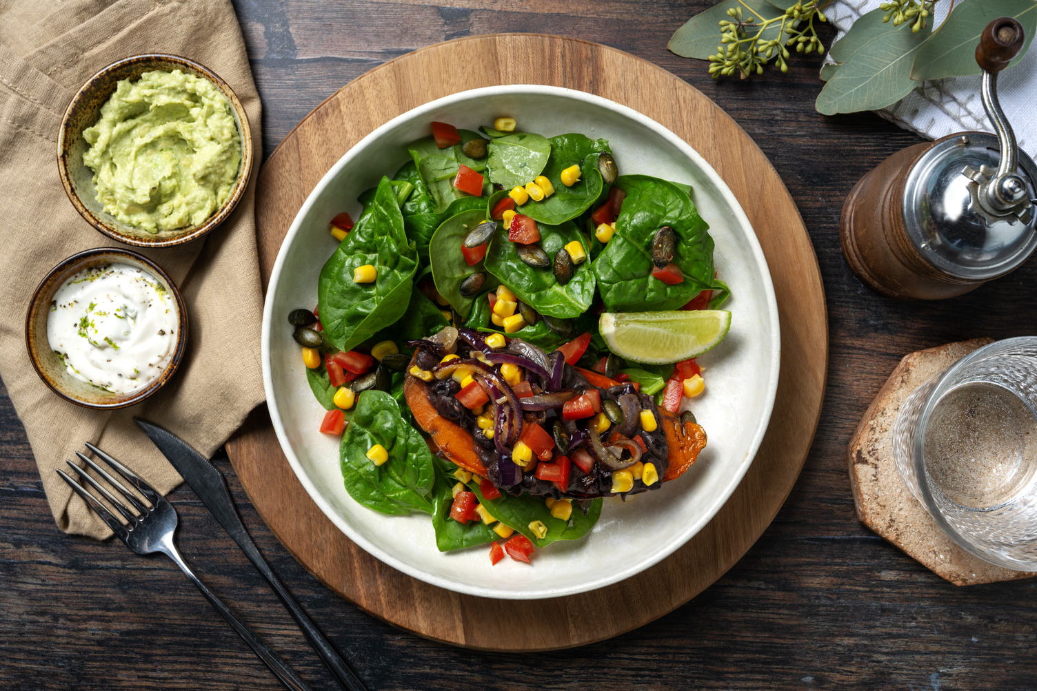 Zoete aardappel met pittige zwarte-bonentopping