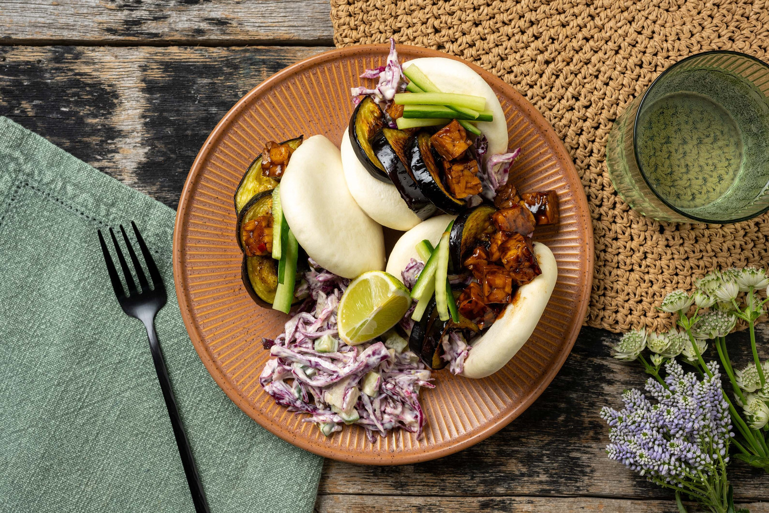 Bao buns met sticky tempeh en aubergine