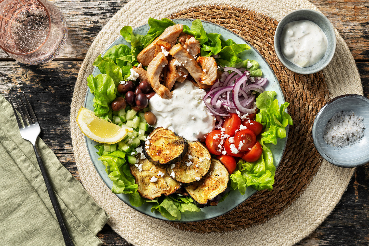 Griekse saladebowl met varkenshaasgyros
