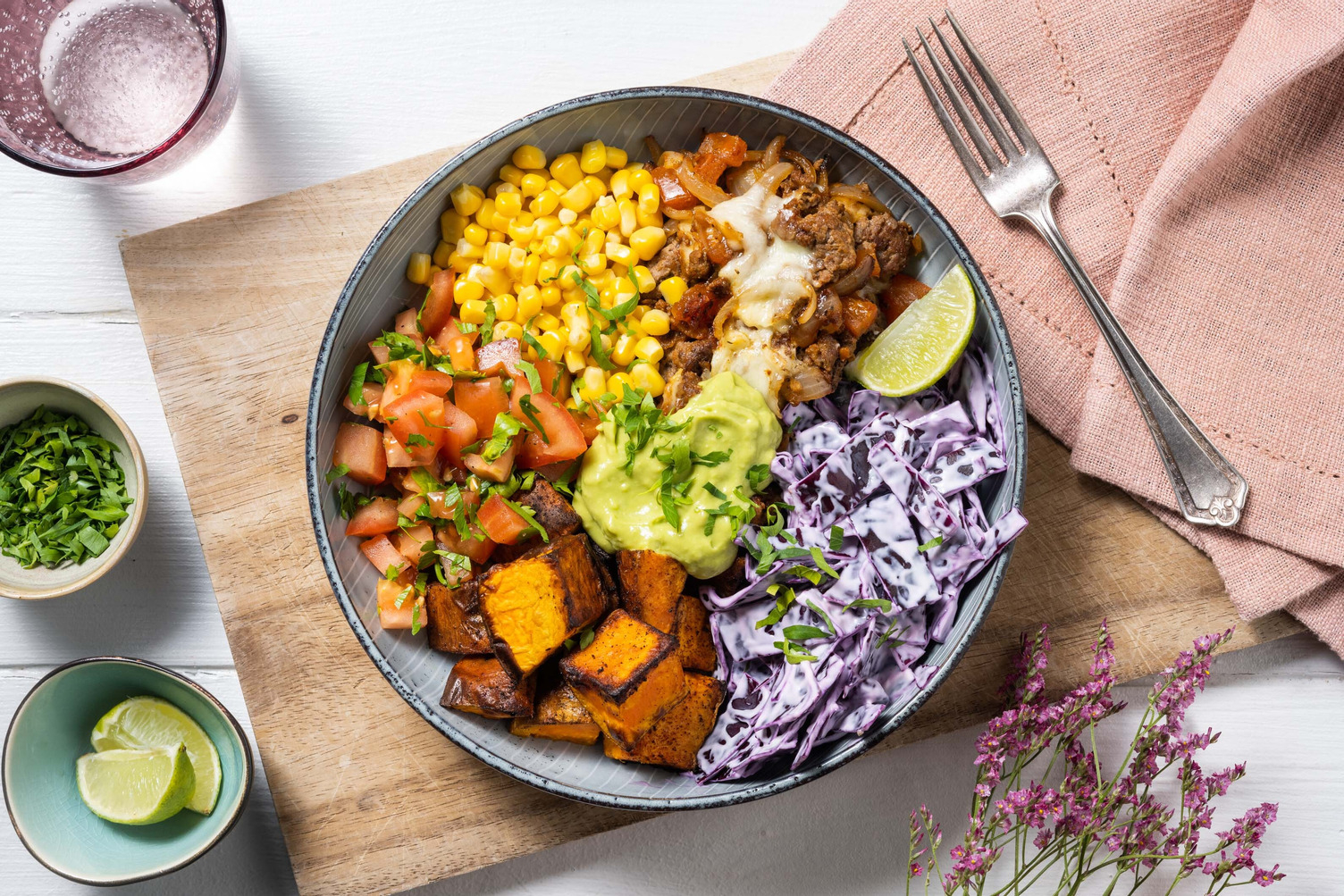 Mexicaanse bowl met rundergehakt en zoete aardappel