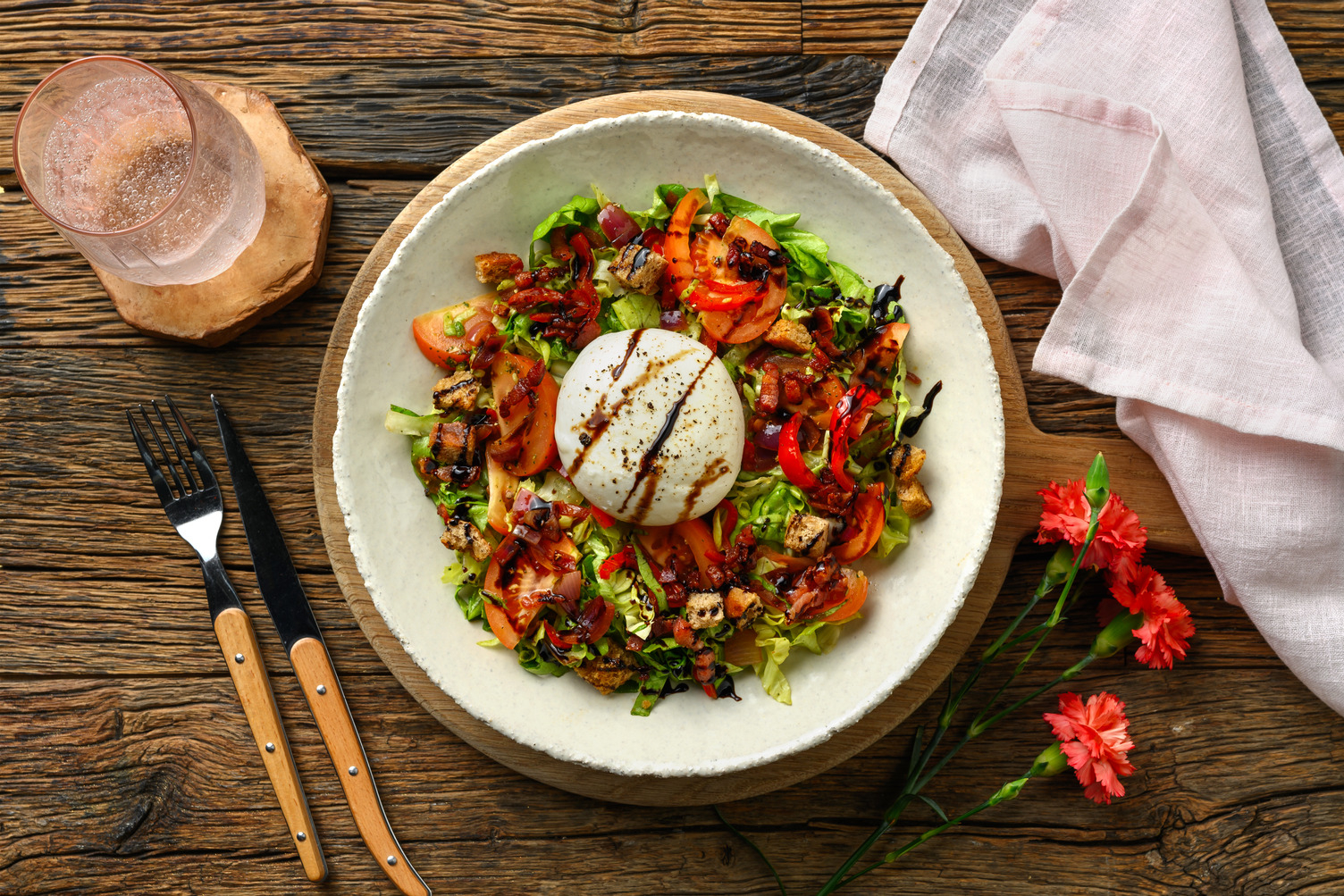 Salade met burrata en gebakken spek