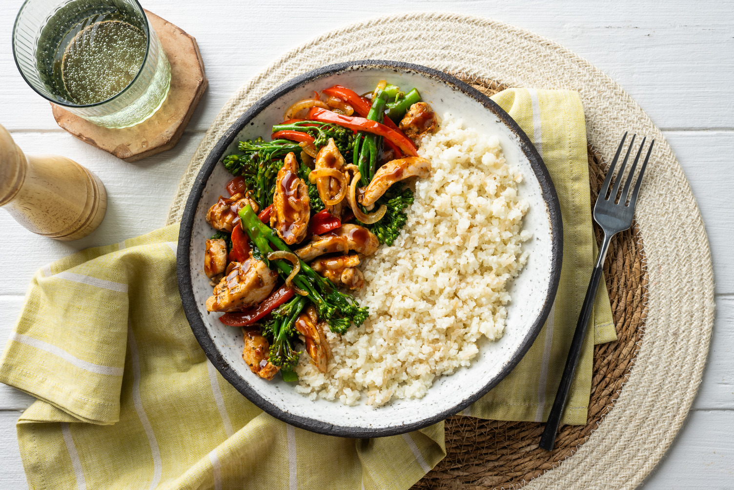 Tjap tjoy met kippendijreepjes en broccolini