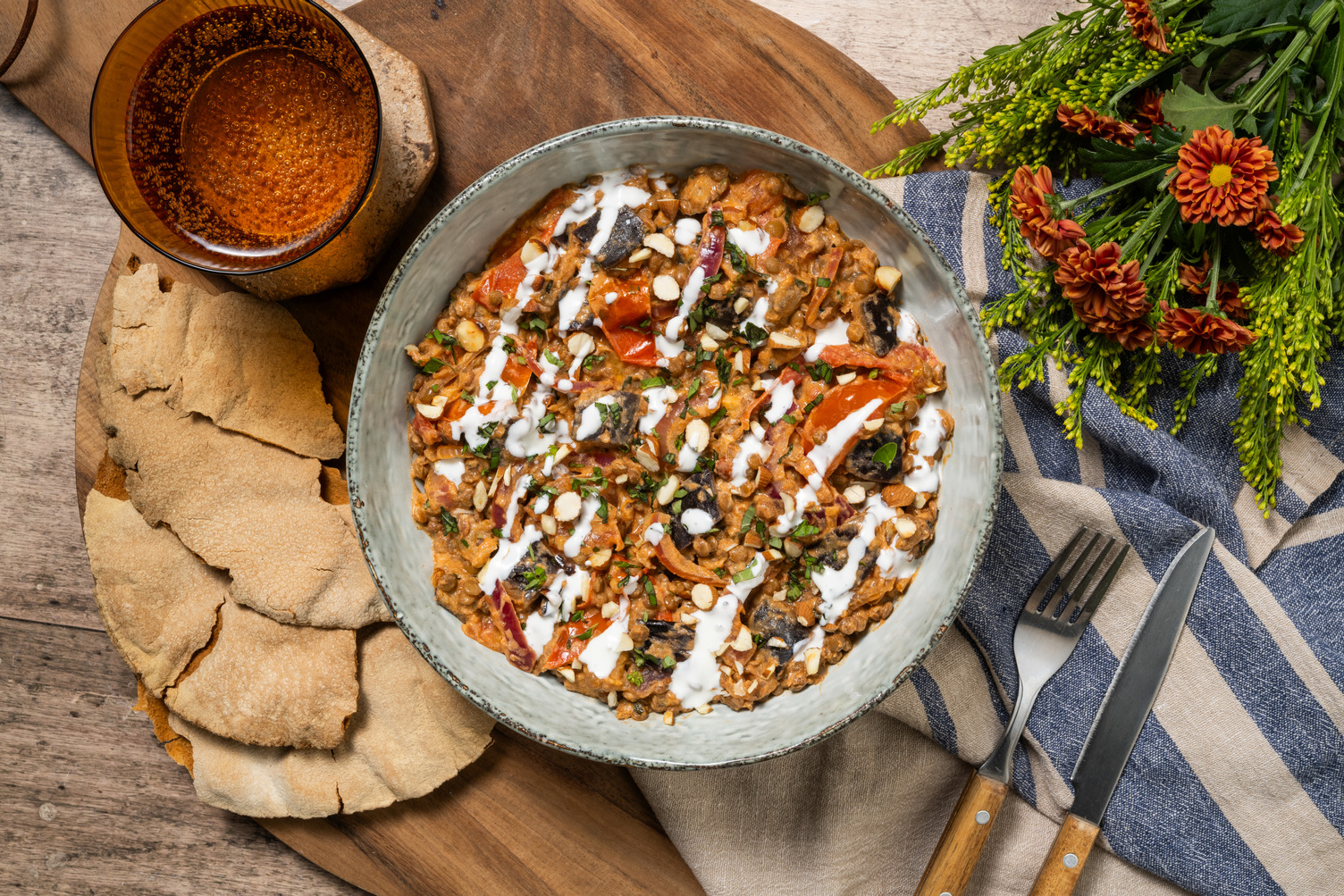 Linzen-auberginestoof met Libanees platbrood