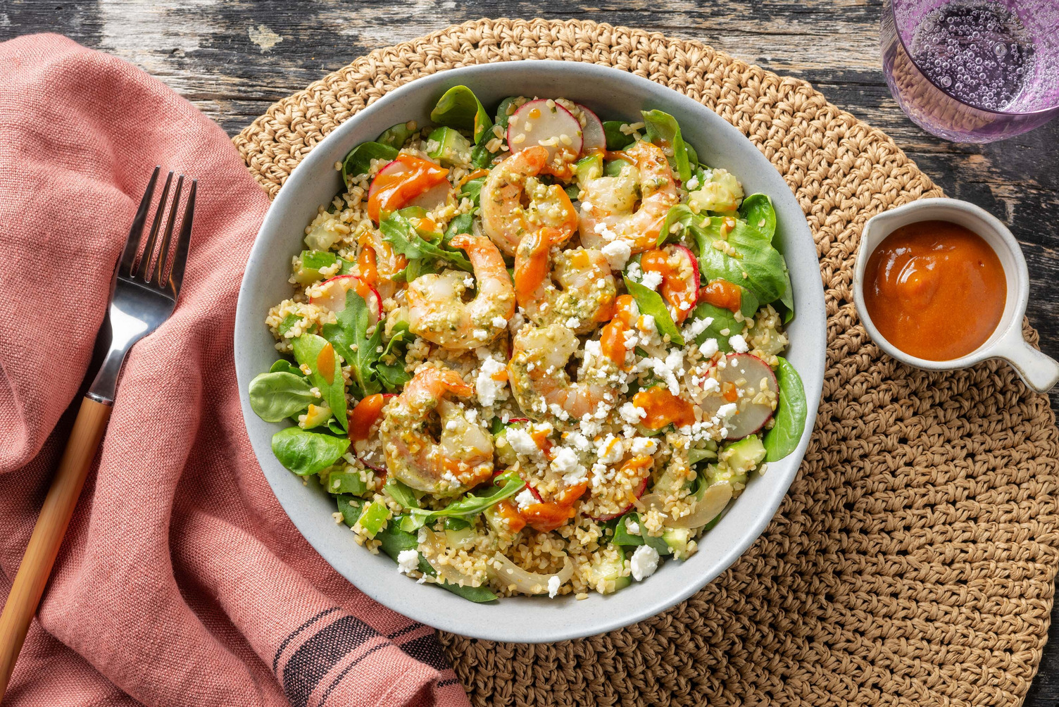 Bulgursalade met knoflook-basilicumgarnalen