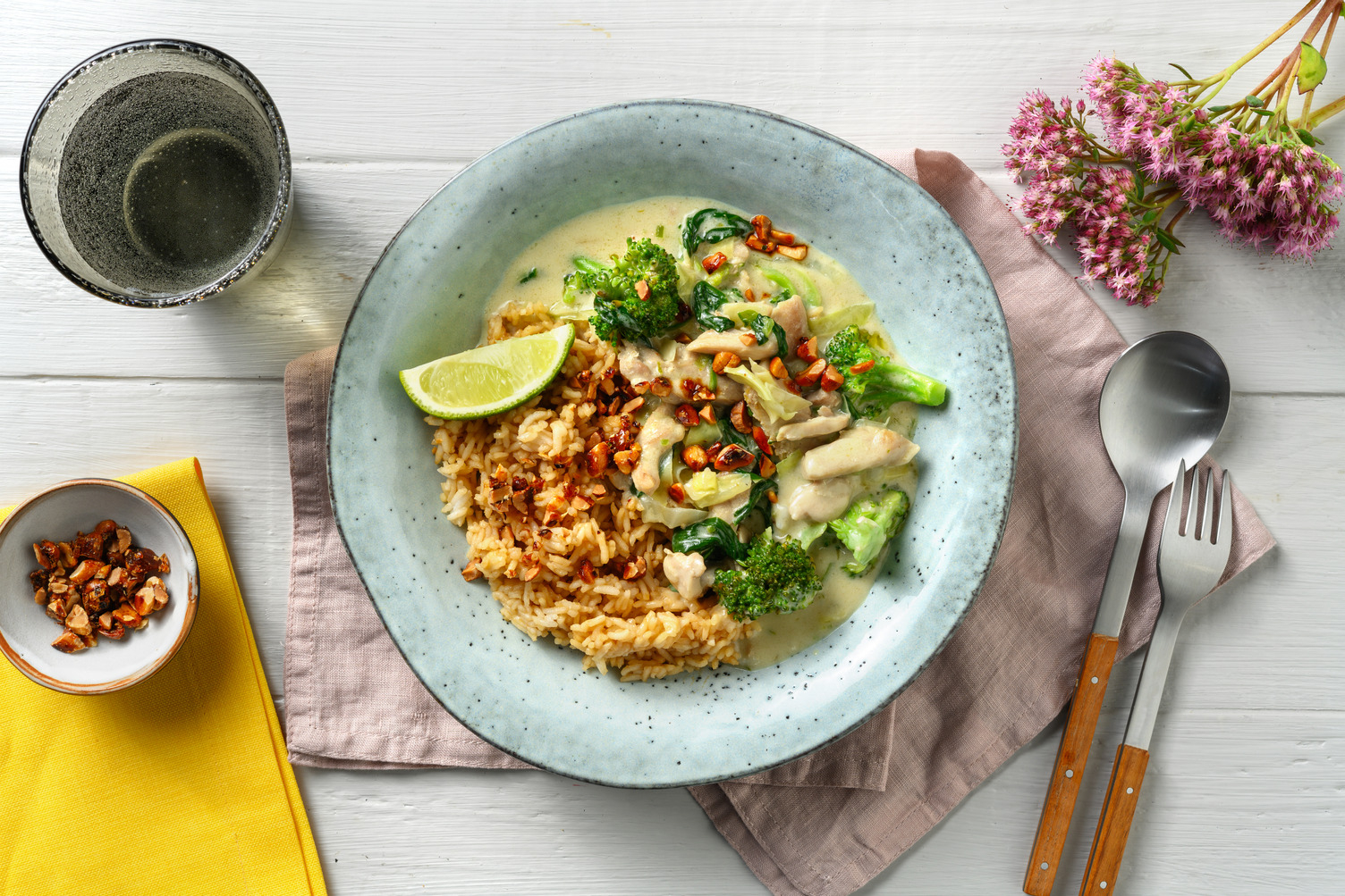 Kippendijreepjes in groene curry