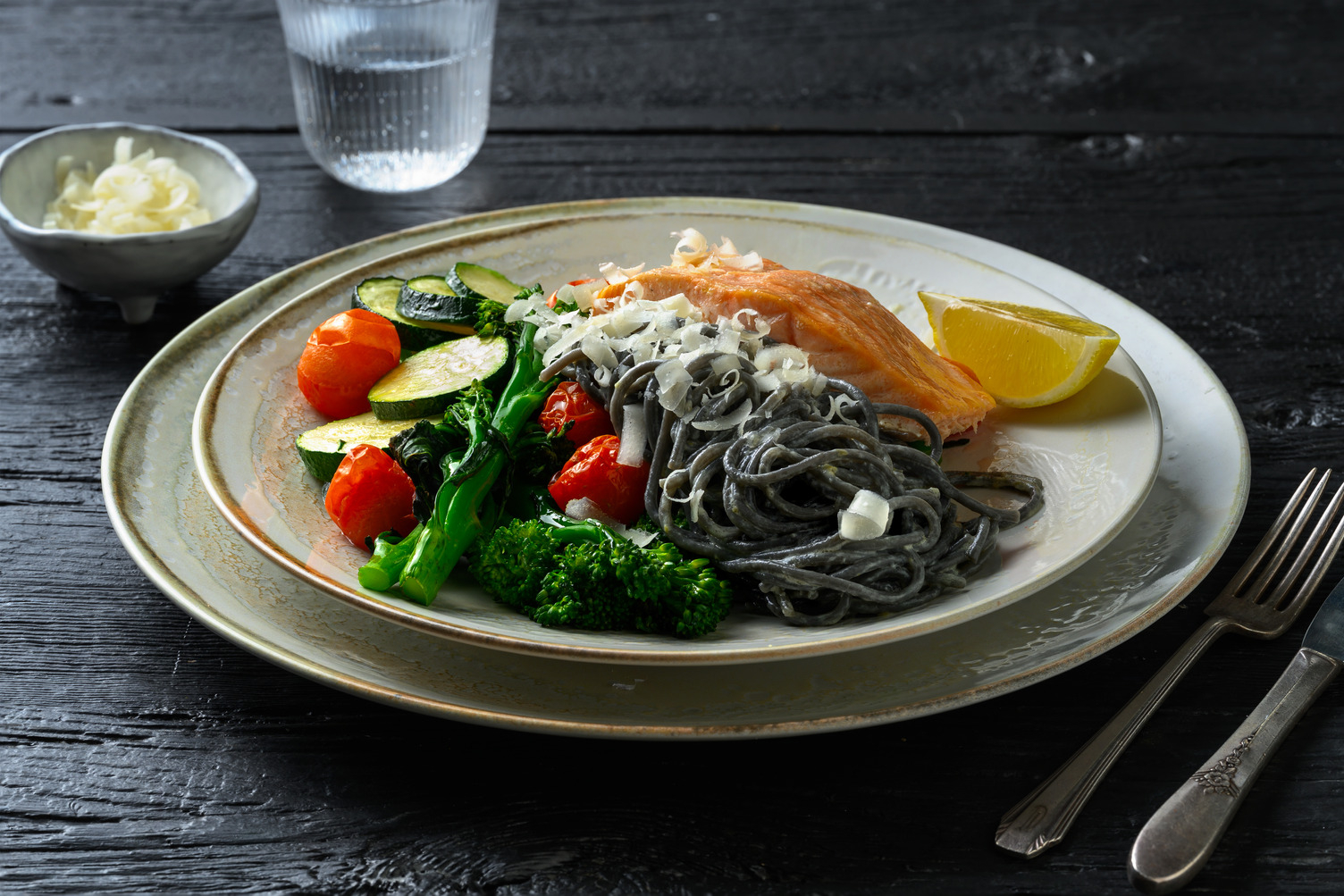 Zwarte spaghetti met zalm en broccolini