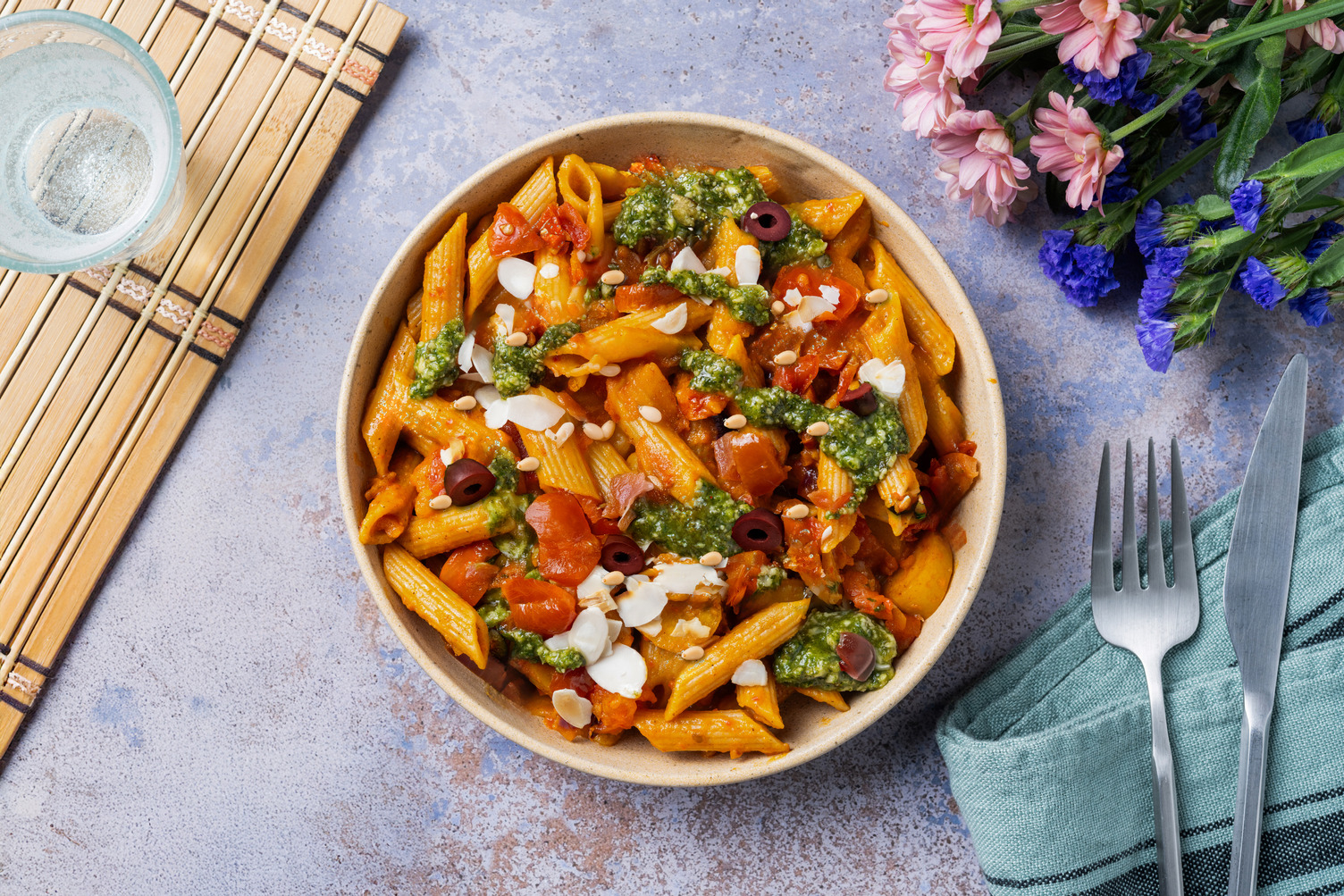 Penne met geroosterde groenten en walnoten