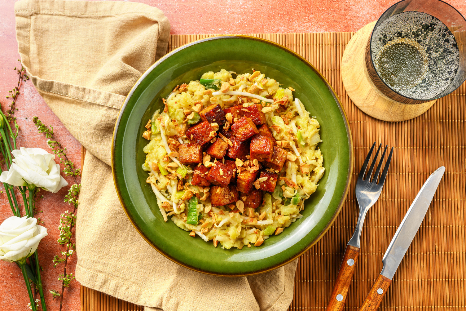 Aziatisch geïnspireerde prei-pastinaakstamppot met tempeh