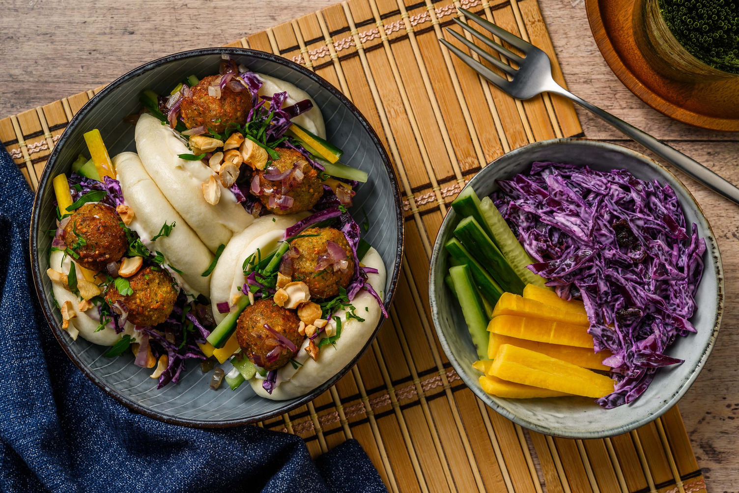 Bao buns met falafel en zelfgemaakte rodekoolsla