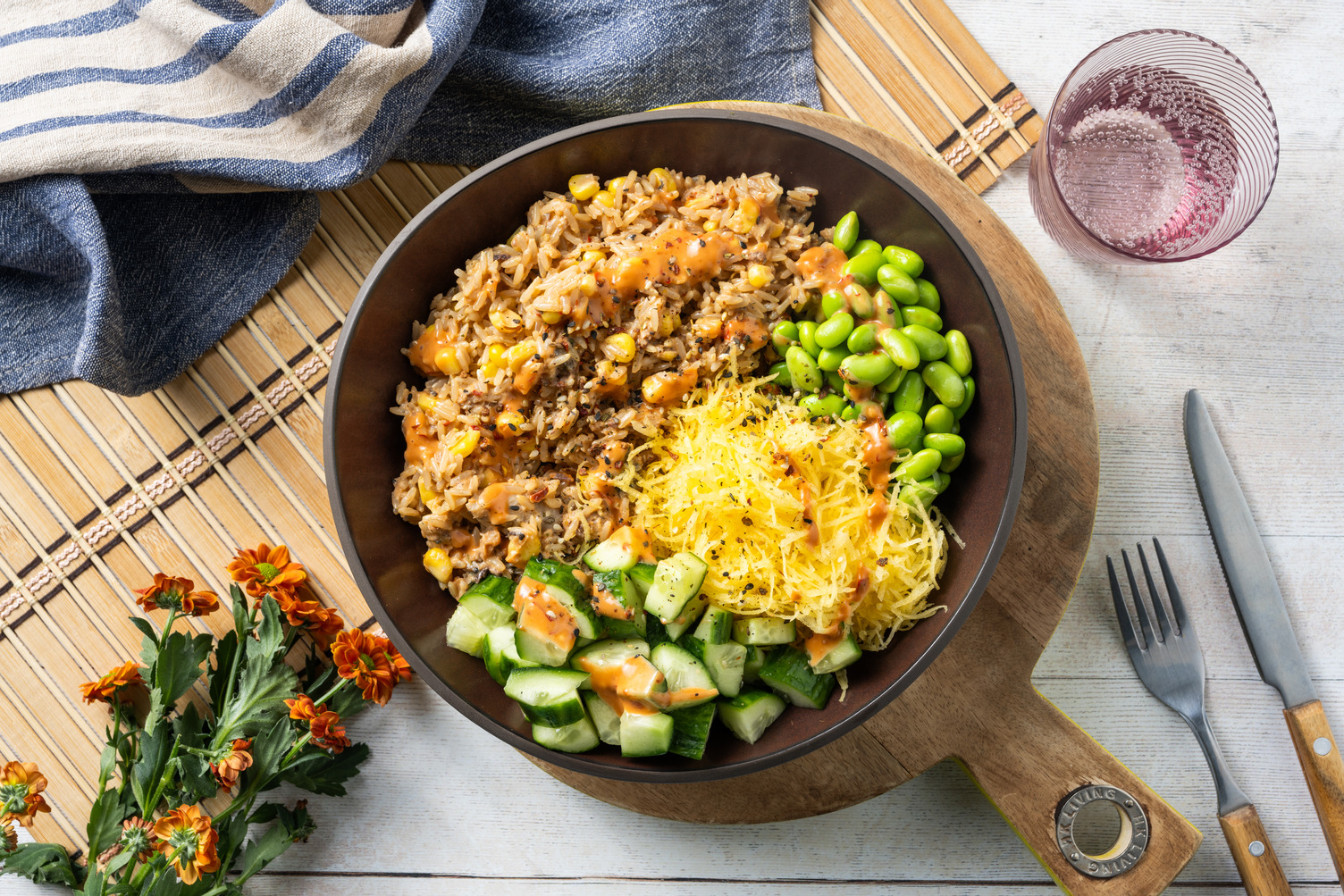 Makreelbowl met sojabonen en wakameflakes