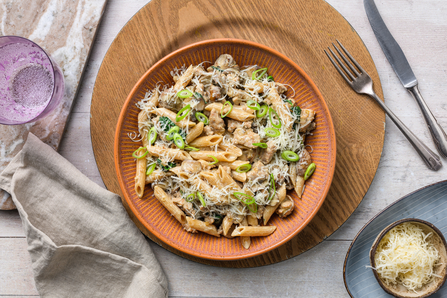 Penne met varkensworst in romige misosaus