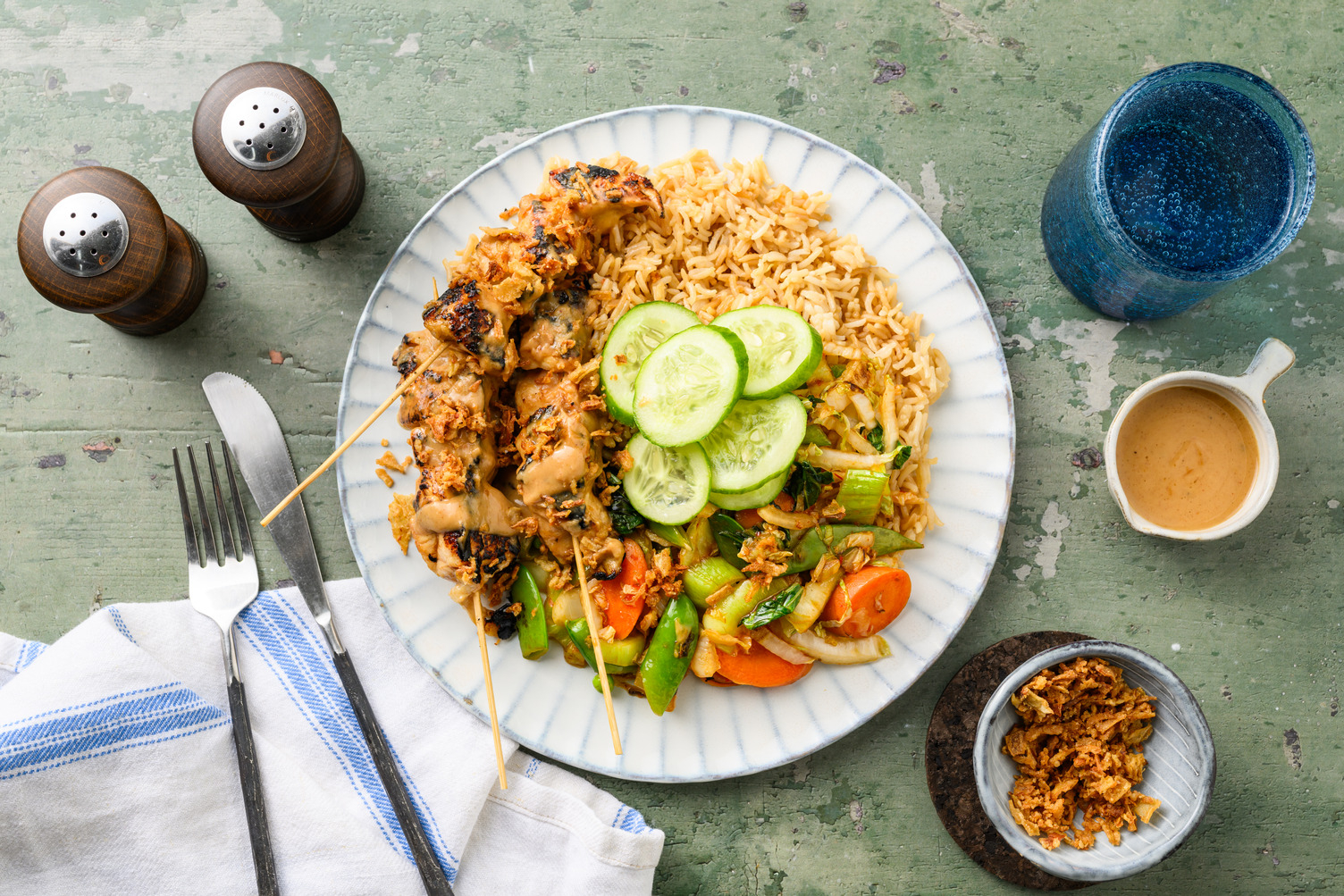 Kipsaté met pindasaus en groentemix