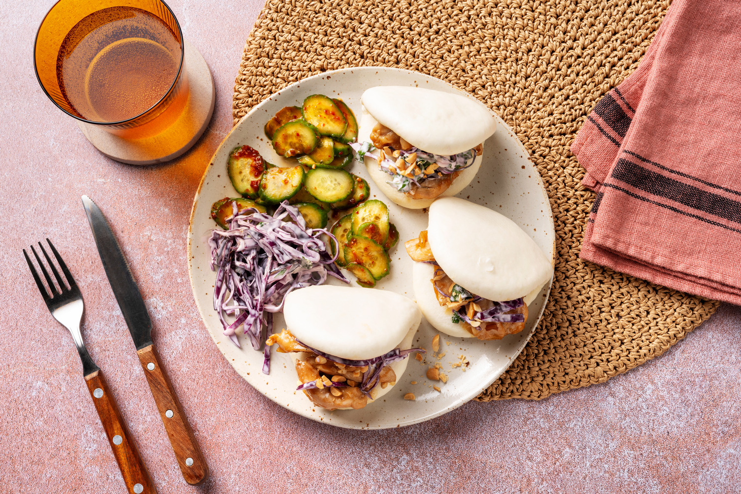 Bao buns met teriyaki-kipreepjes en koolsla