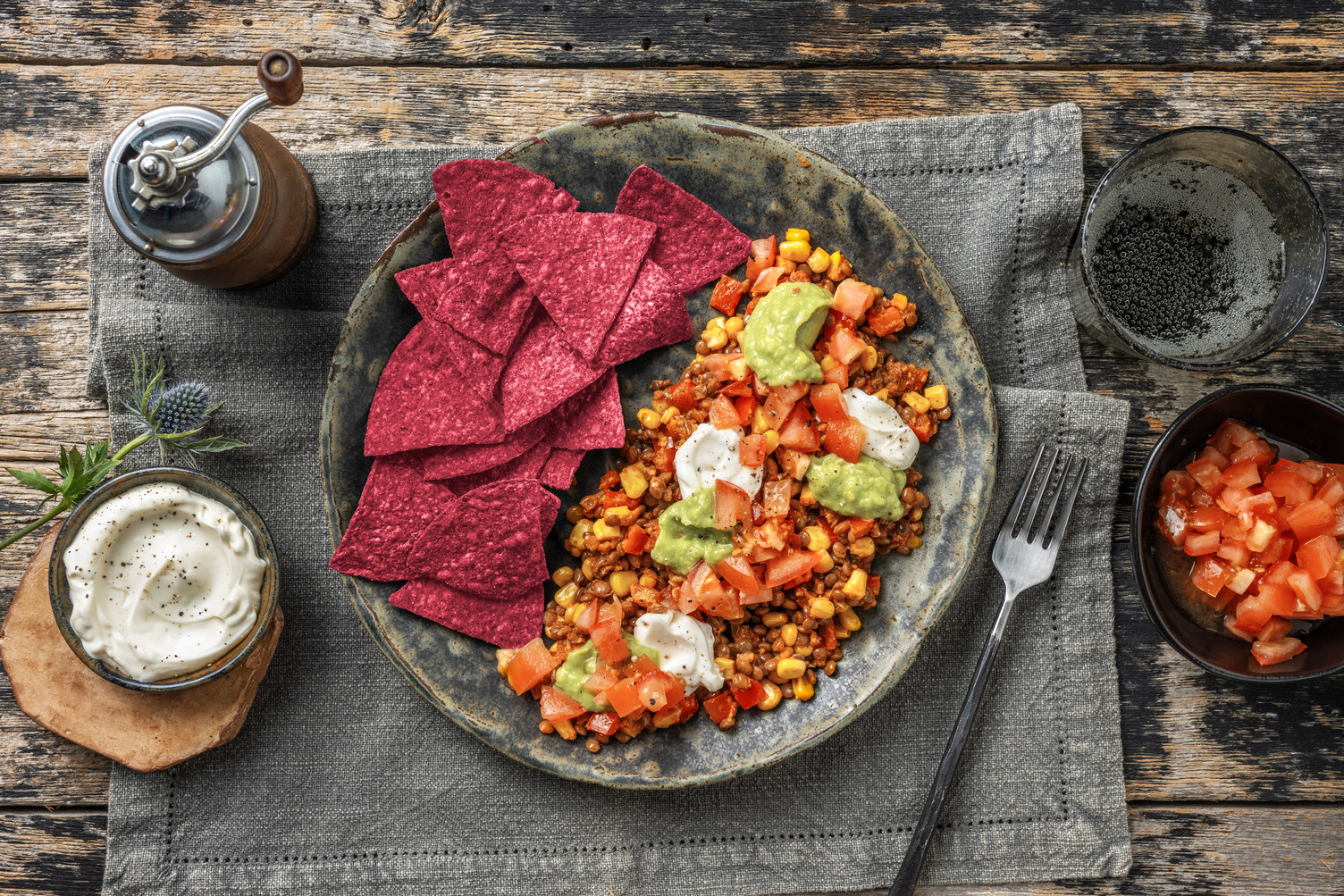 Spicy linzen met bietentortillachips
