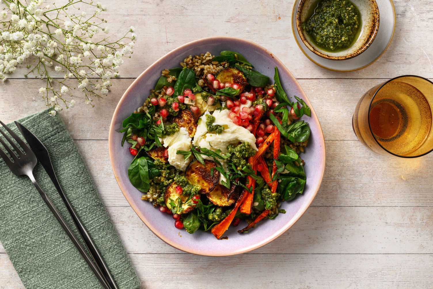 Zomerse salade met freekeh en buffelmozzarella